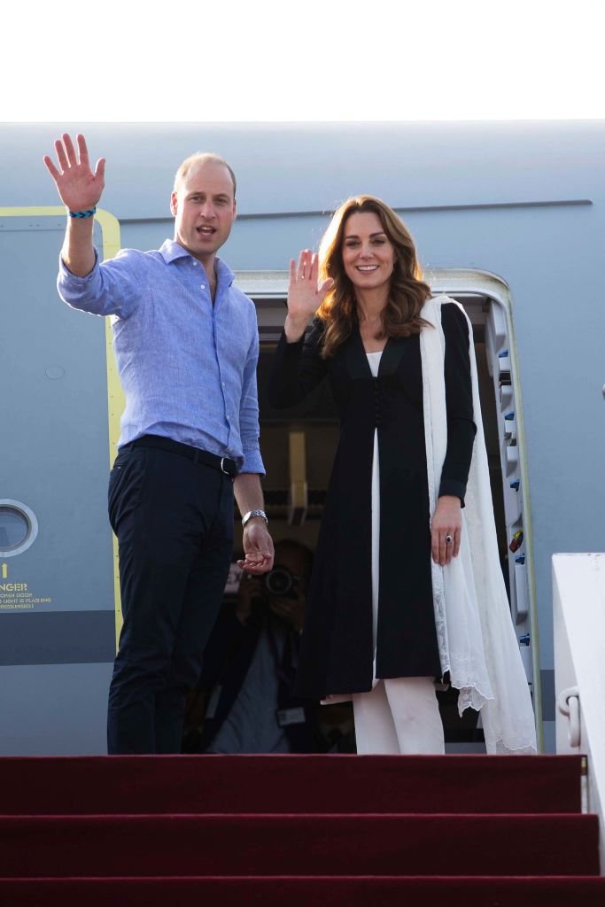 Le prince William, duc de Cambridge et Catherine, duchesse de Cambridge quittent Islamabad au cours du cinquième jour de leur tournée royale au Pakistan le 18 octobre 2019 à Islamabad, Pakistan | Photo : Getty Images