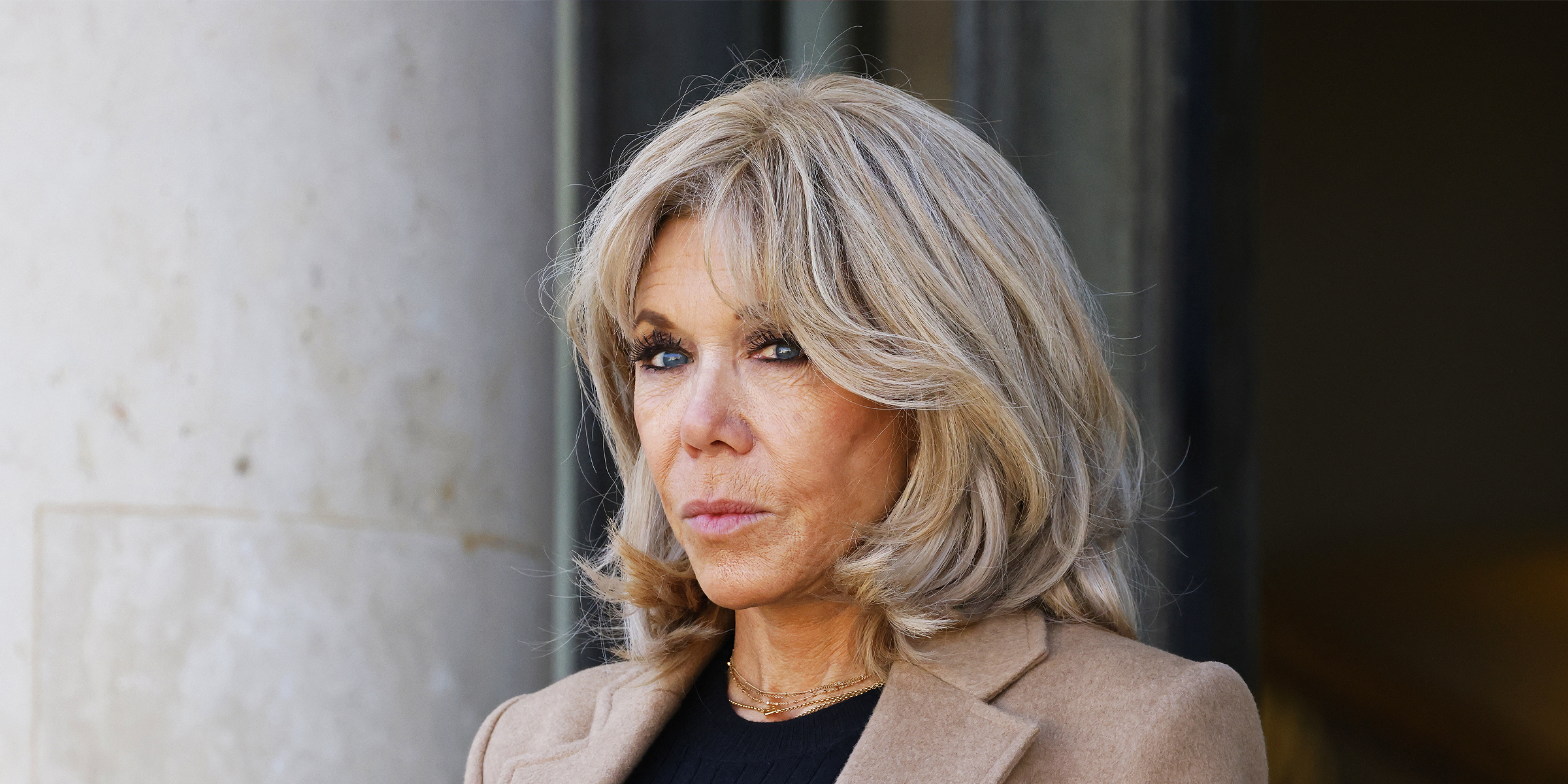 Brigitte Macron, l'épouse du président français Emmanuel Macron, attend d'accueillir la première dame du Brésil Rosangela Lula da Silva, au palais de l'Élysée, à Paris, le 27 mars 2025 I Source : Getty Images