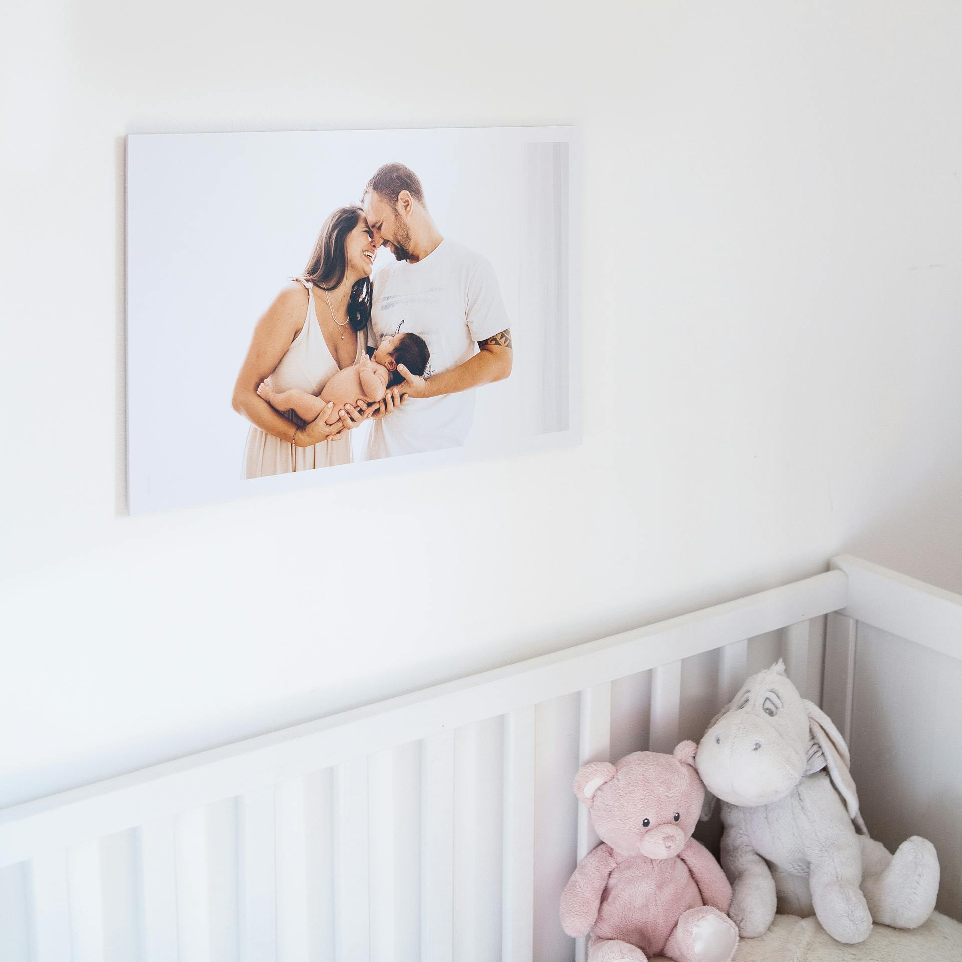 Une photo d'un couple avec leur nouveau-né accrochée dans une chambre | Source : Pexels