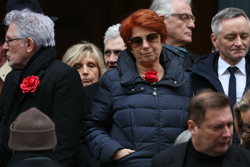 L'actrice française Véronique Genest (au centre), suivie de l'animatrice de télévision française Evelyne Dheliat (2e à gauche), quittent la salle après avoir assisté aux funérailles de l'ancienne présentatrice météo de la télévision française Catherine Laborde [ Source : Getty Images