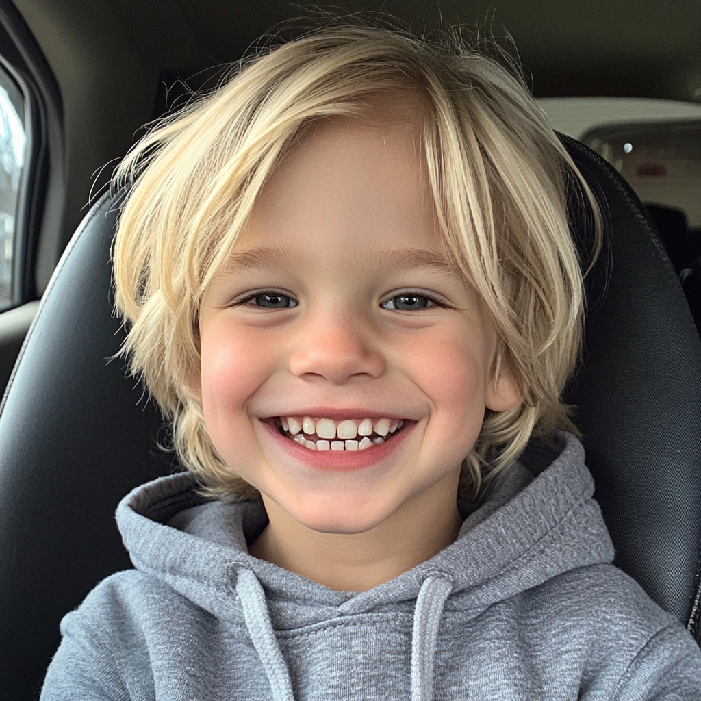 Un petit garçon souriant assis dans une voiture | Source : Midjourney