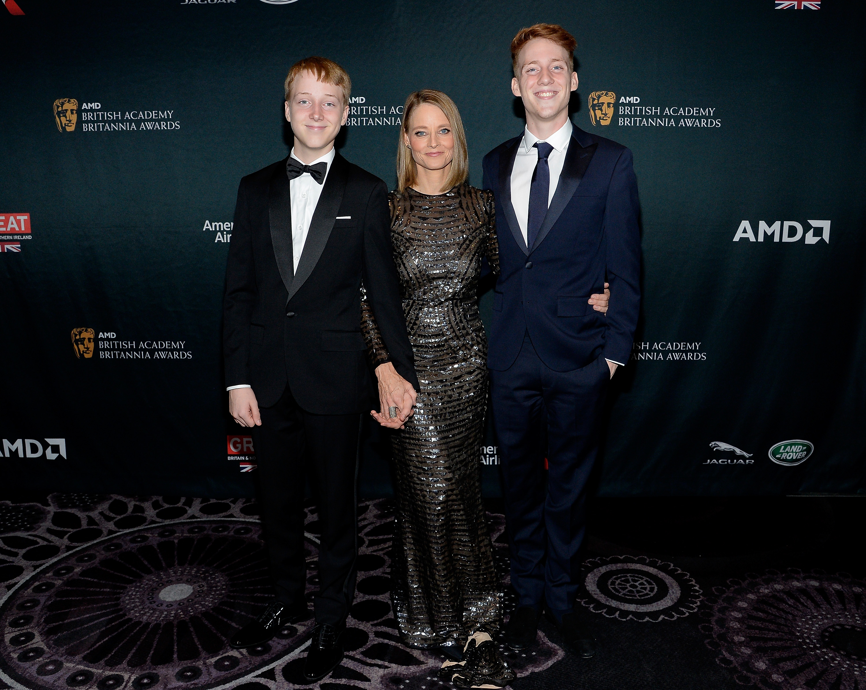 Kit Bernard Foster, Jodie Foster et Charles Bernard Foster lors de la remise des prix AMD British Academy Britannia, le 28 octobre 2016, à Beverly Hills, en Californie | Source : Getty Images