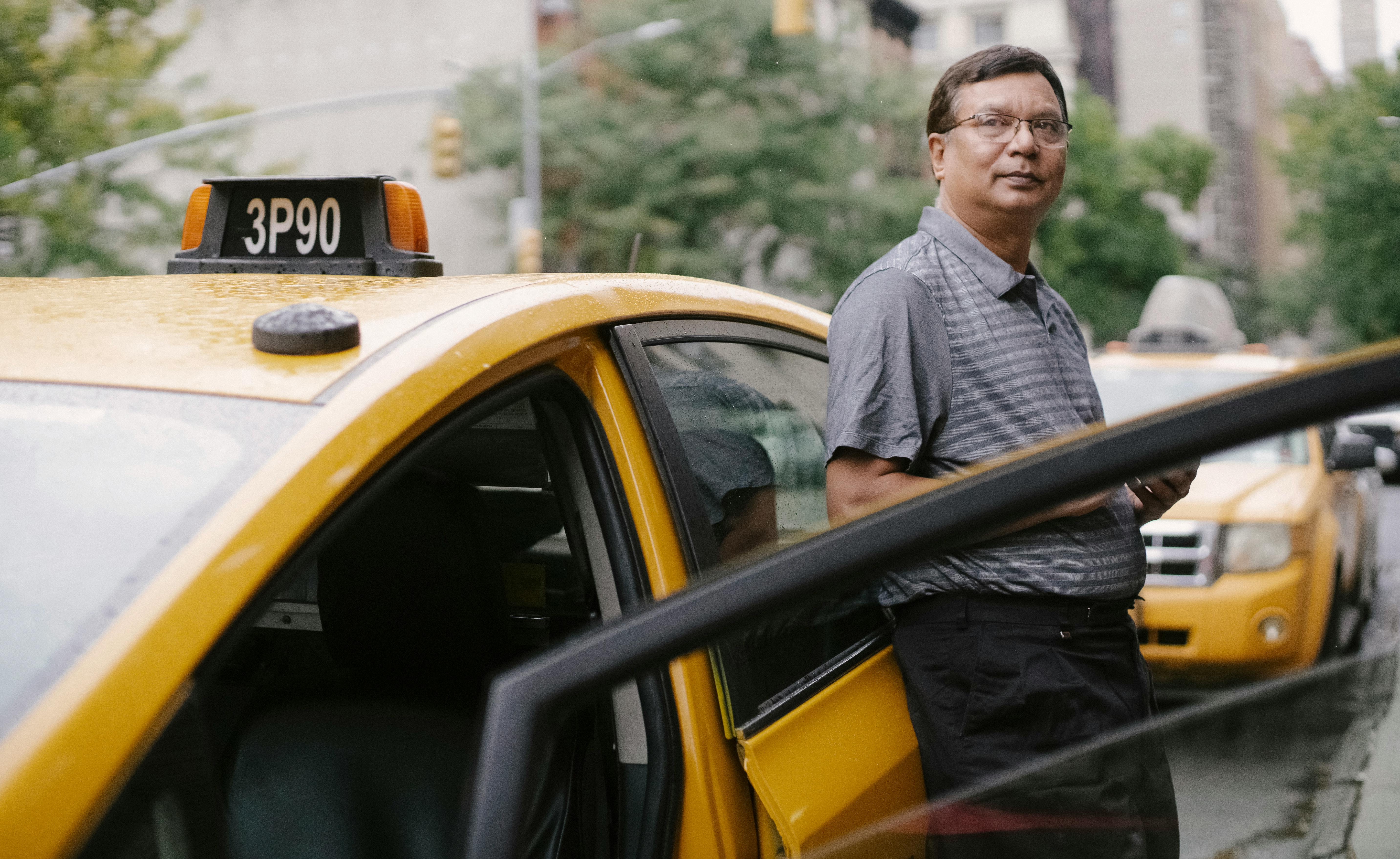 Un homme debout à côté du taxi | Source : Pexels