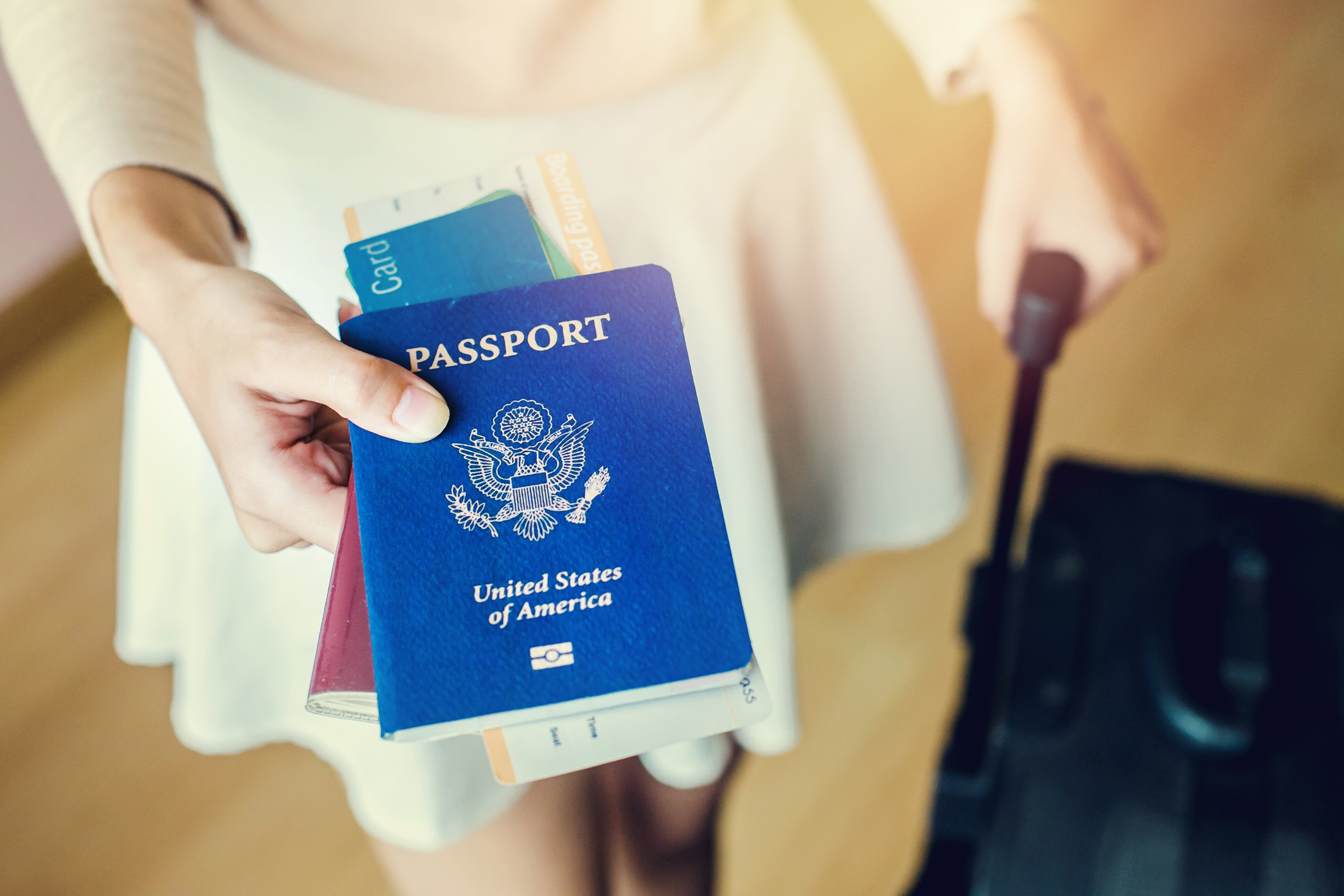 Une fille tenant un passeport et une carte d'embarquement | Source : Shutterstock