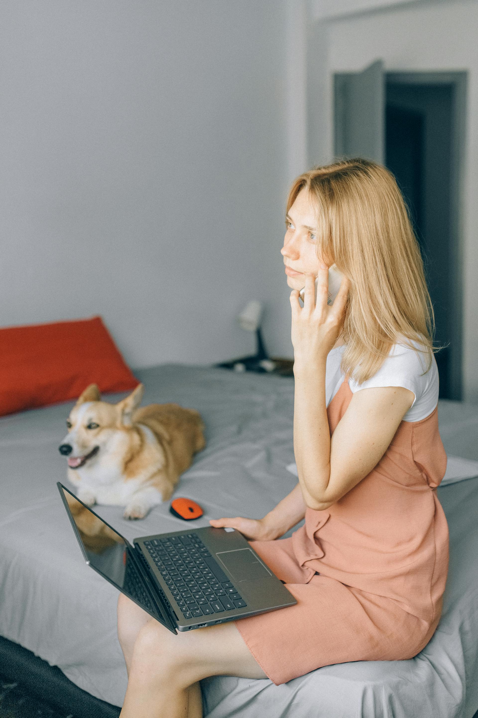Une femme qui parle dans son téléphone portable | Source : Pexels