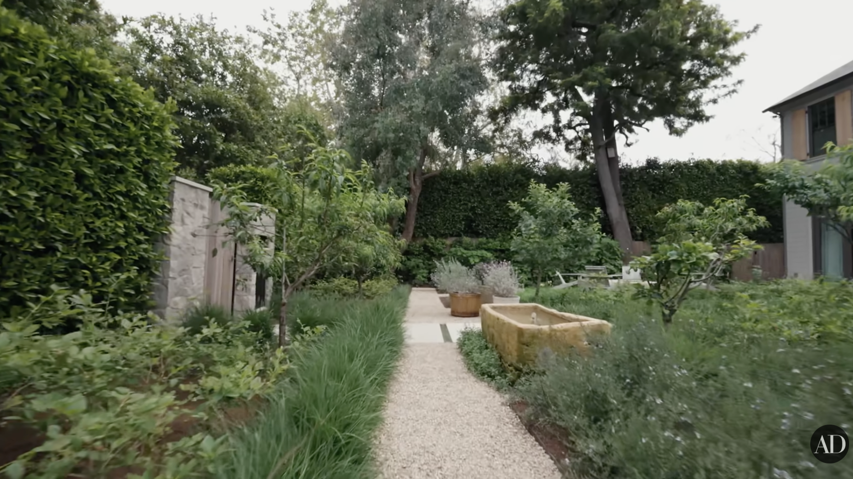 Le jardin extérieur de Jennifer Garner bordé d’arbres fruitiers et de buissons, tel qu’on le voit sur la vidéo YouTube d’Architectural Digest postée le 4 septembre 2024. | Source : YouTube/Architectural Digest