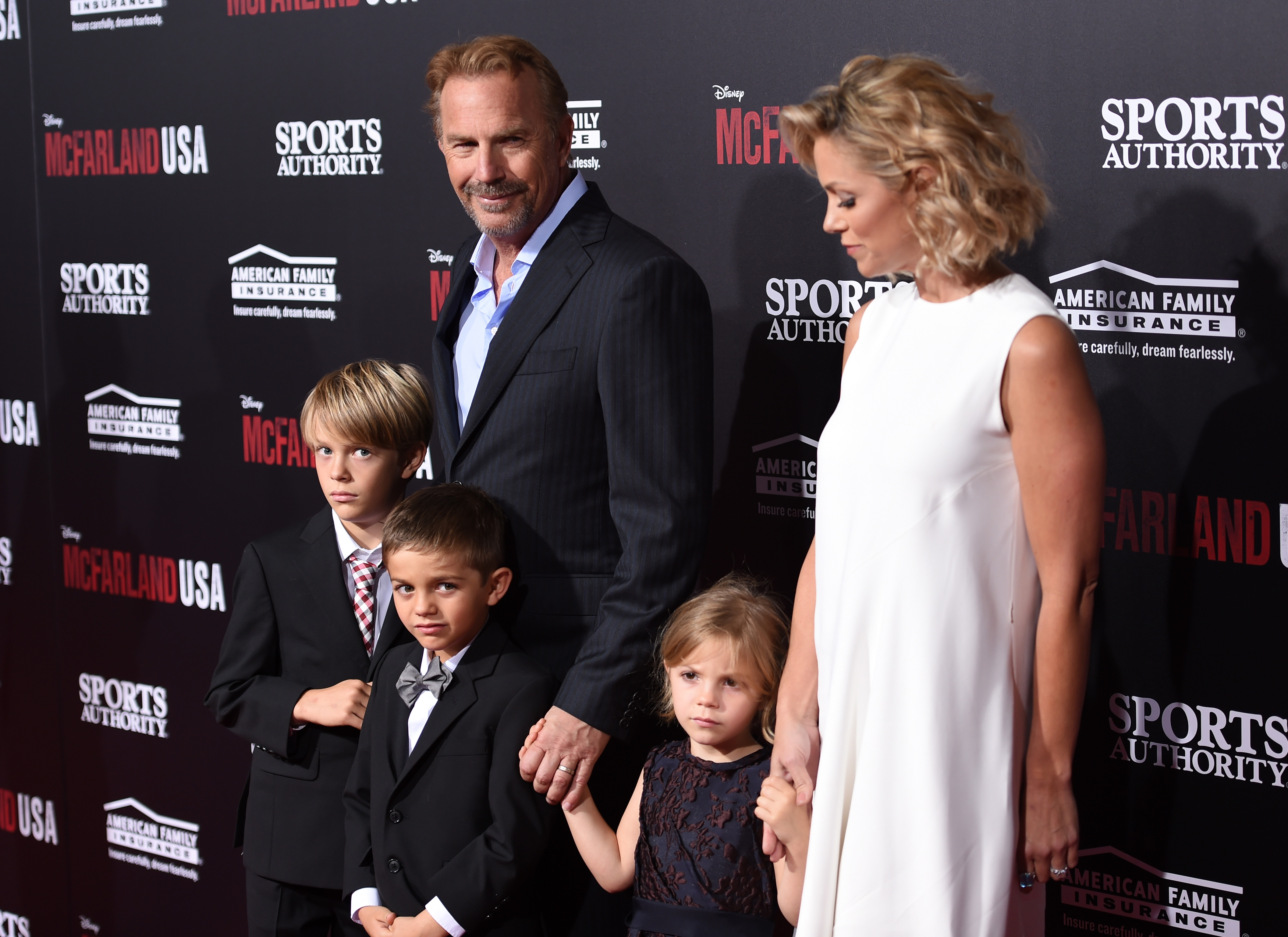 Kevin Costner, sa femme Christine Baumgartner, et leurs enfants à la première mondiale de "McFarland, USA" ; le 9 février 2015, à Hollywood, en Californie | Source : Getty Images