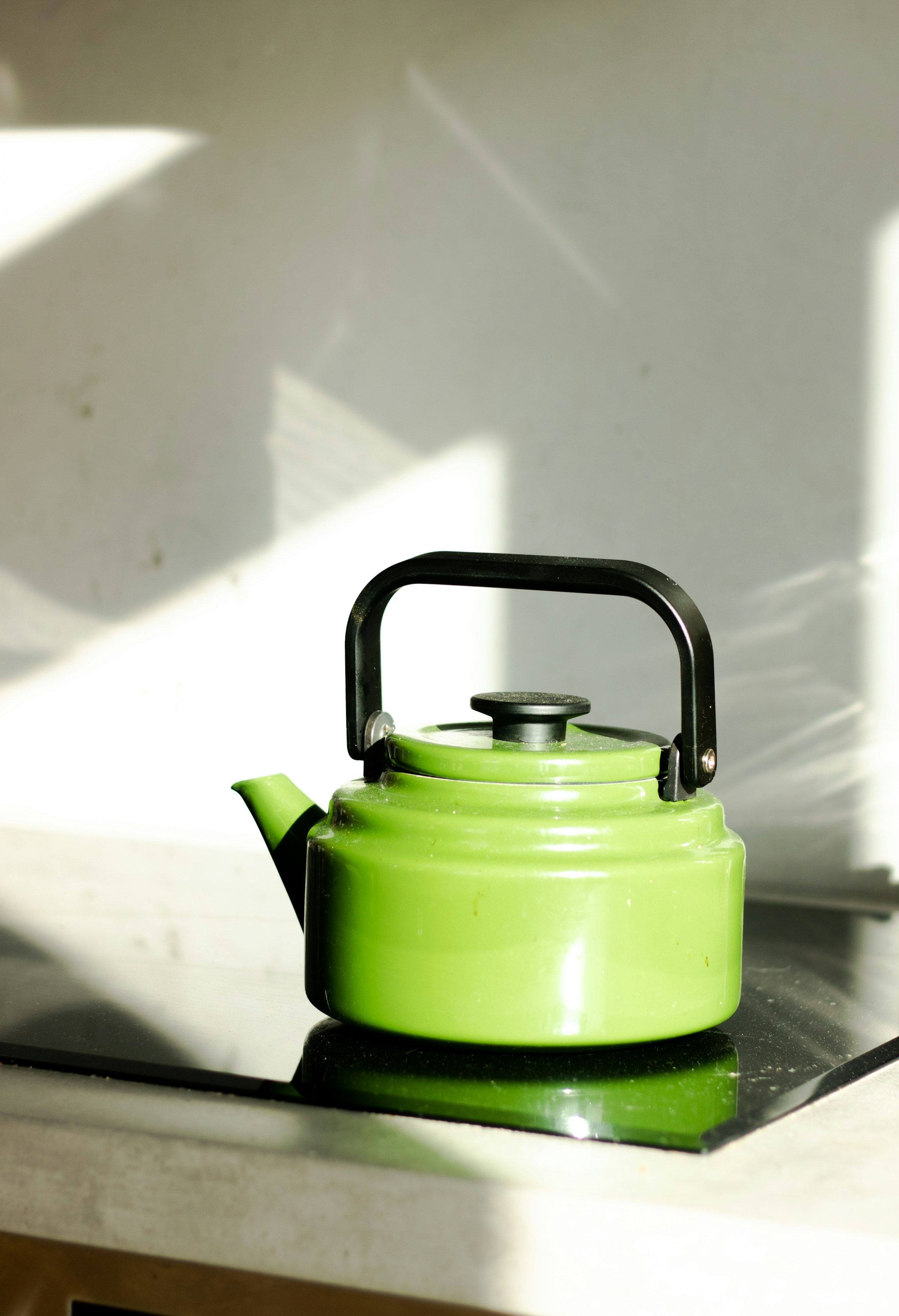 Une bouilloire verte sur le poêle | Source : Unsplash