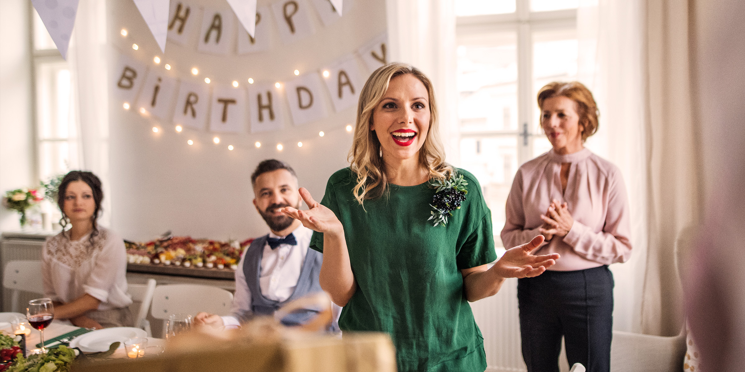 Des gens à une fête d'anniversaire | Source : Shutterstock