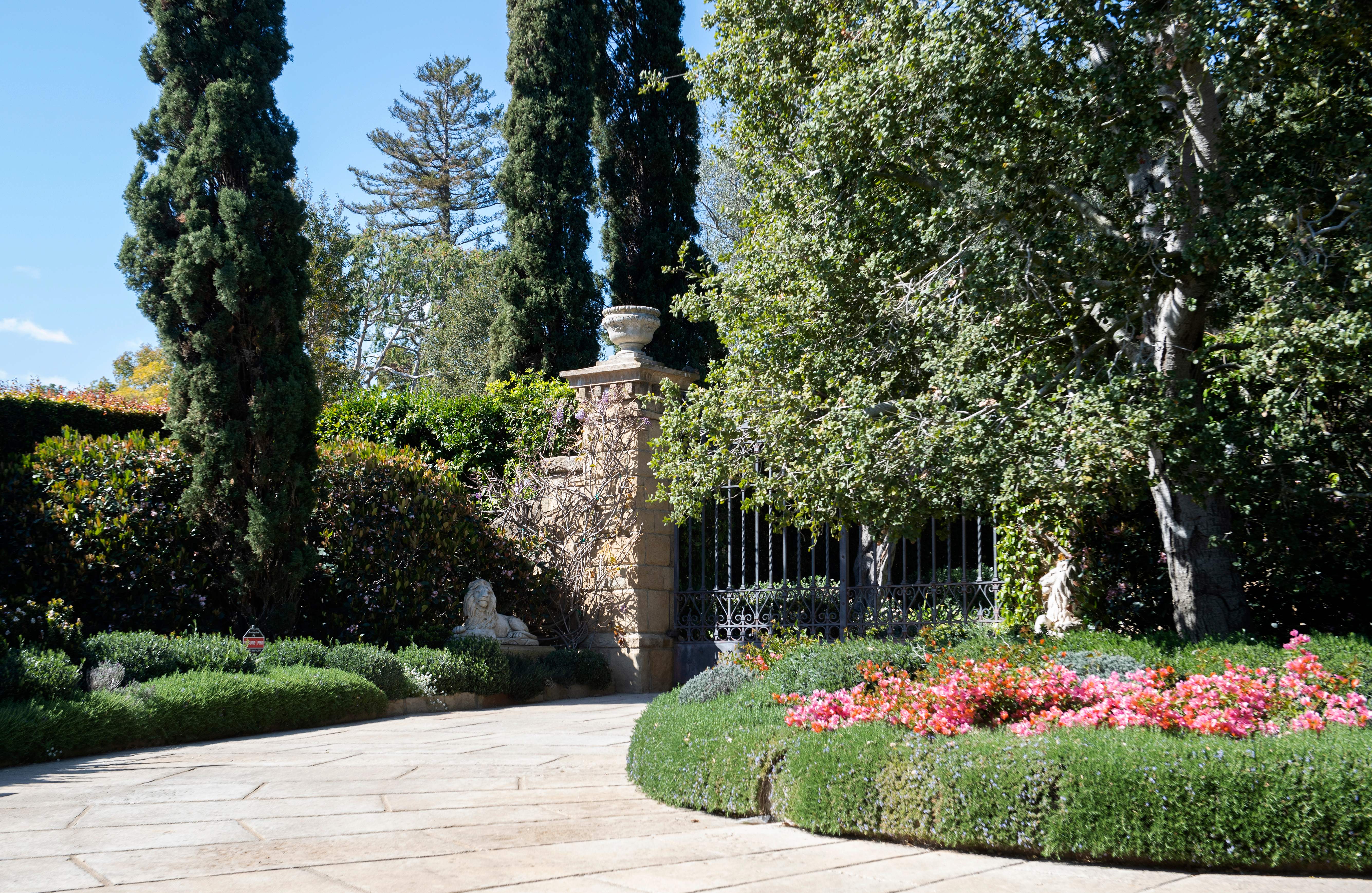 La porte d'entrée du domaine de Montecito, en Californie, où vivent le prince Harry et Meghan Markle, 2021. | Source : Getty Images