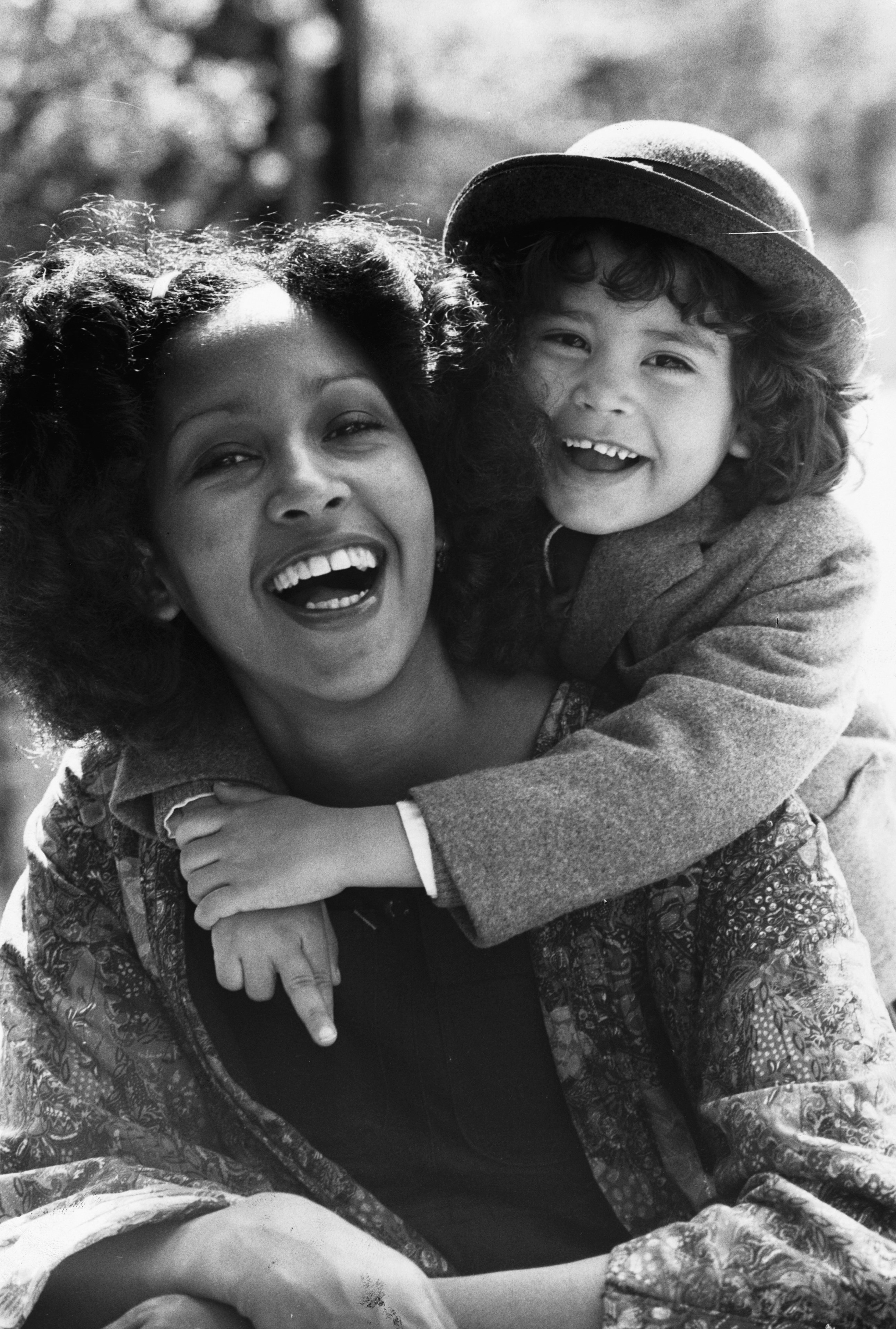 Marsha Hunt avec son unique enfant Karis qu'elle partage avec le chanteur et compositeur Mick Jagger. / Source : Getty Images