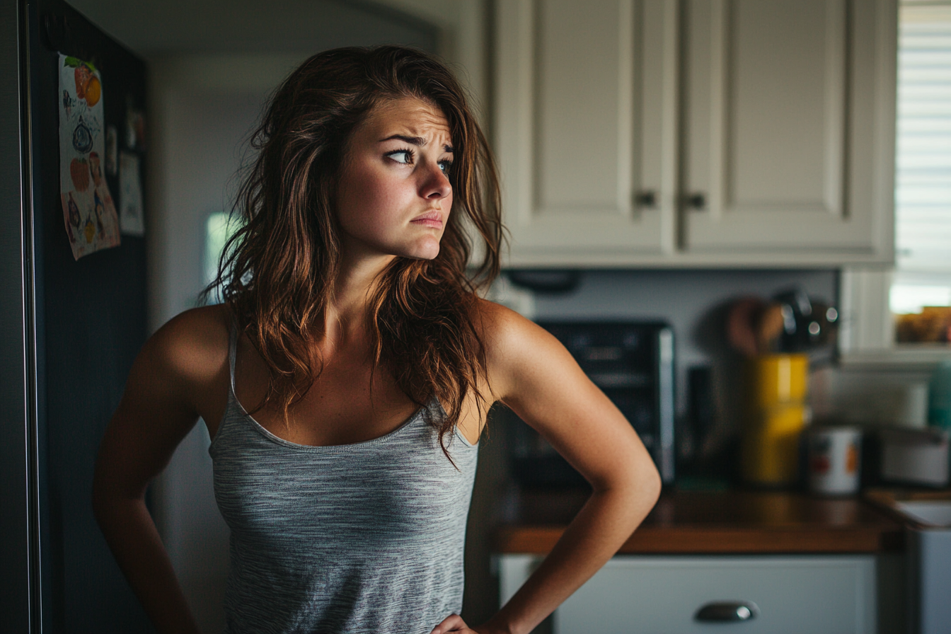 Une femme inquiète dans une cuisine | Source : Midjourney