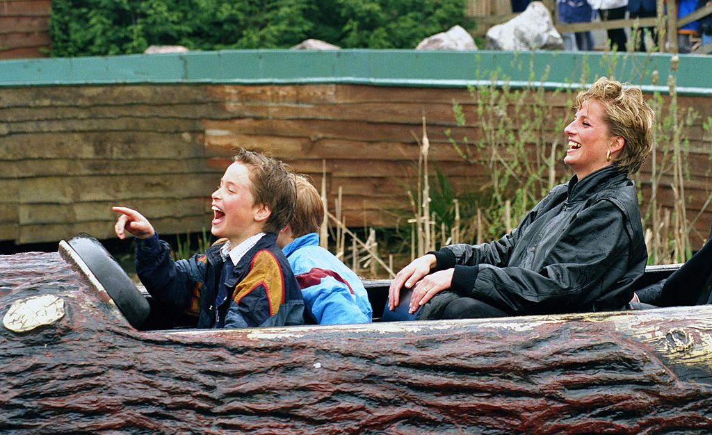 Diana Princess Of Wales, Prince William & Prince Harry visitent le parc d'attractions'Thorpe Park' | source : Getty Images 