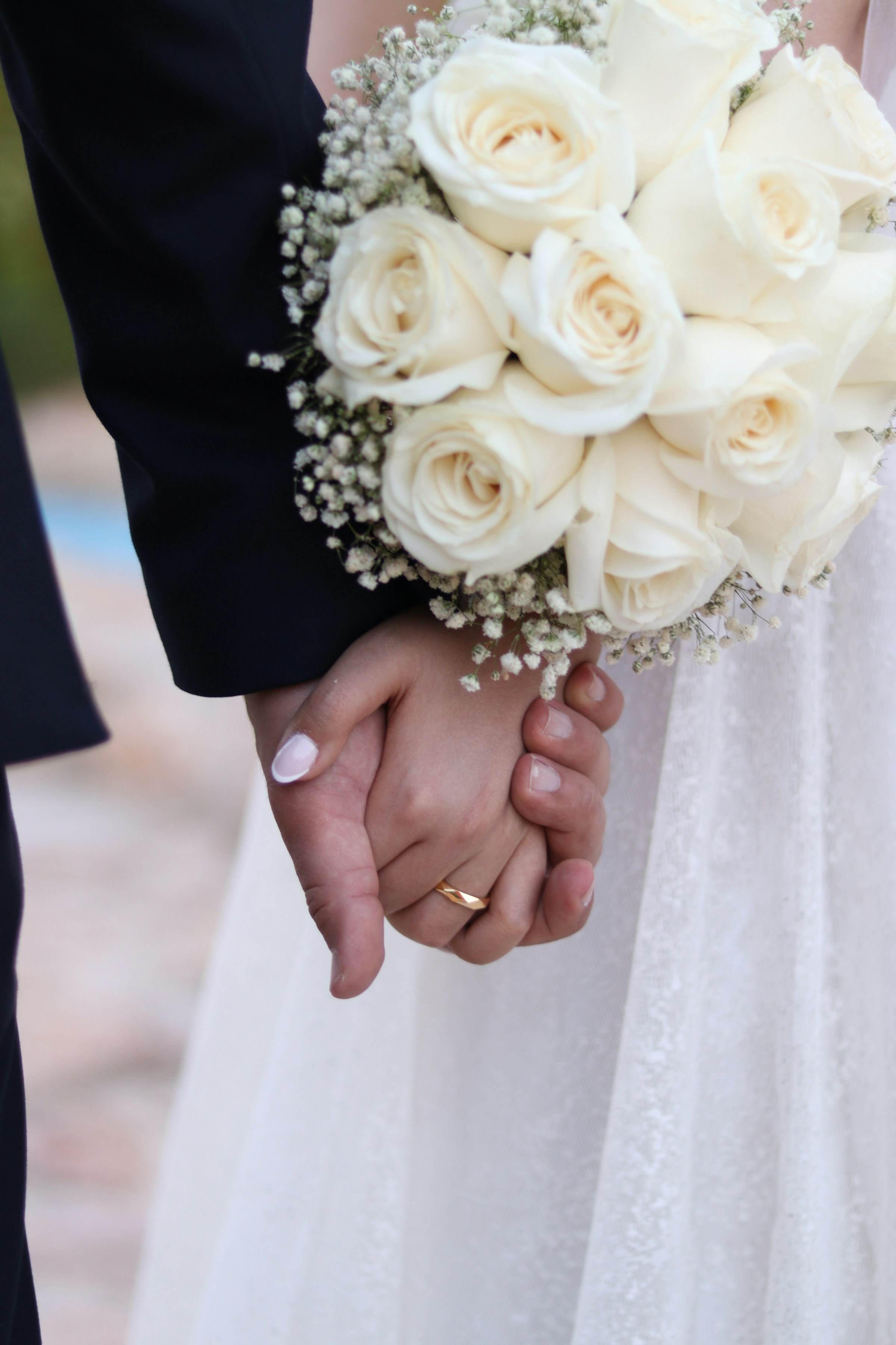 Une mariée et un marié se tenant par la main | Source : Unsplash