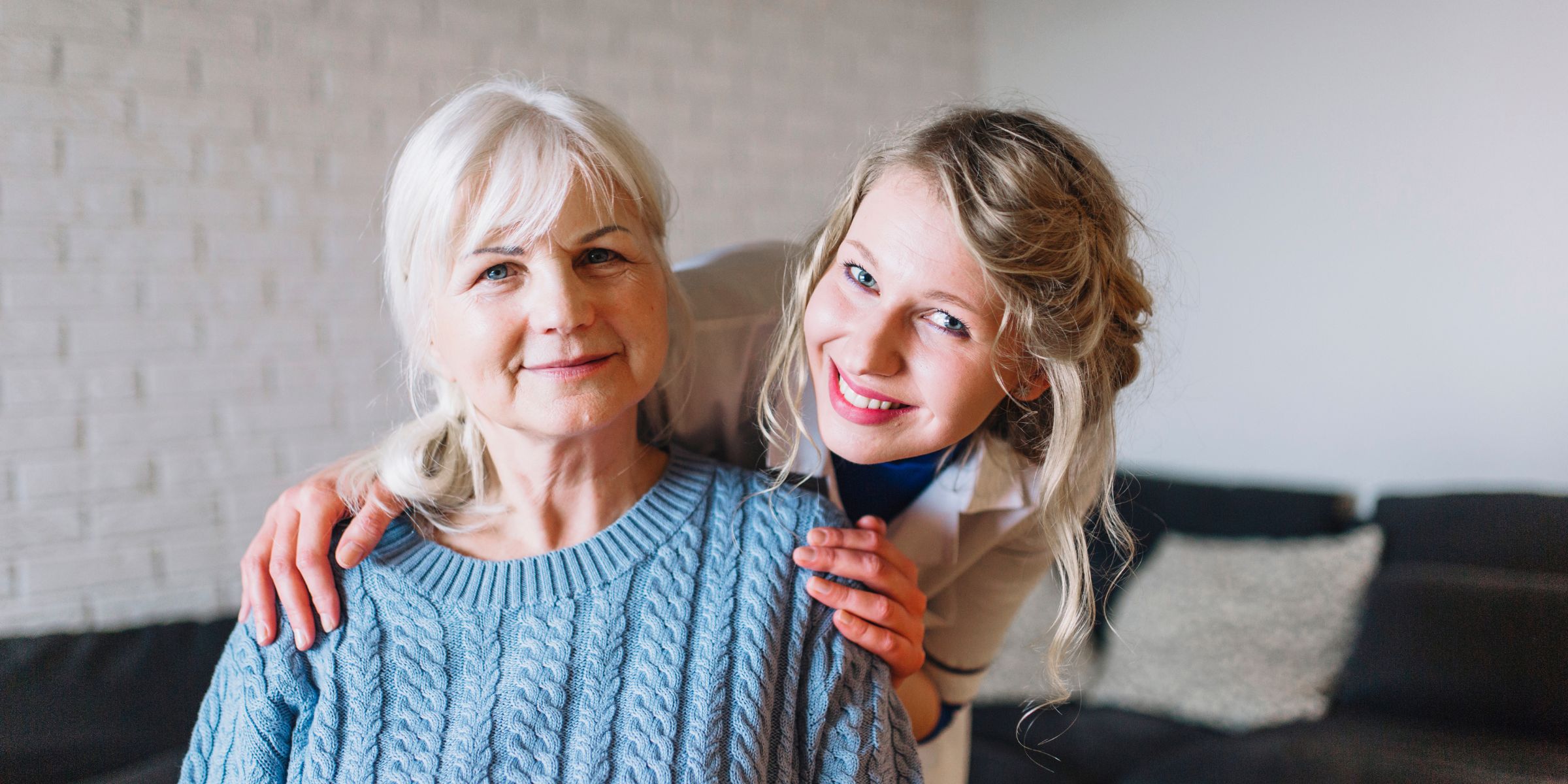 Deux femmes souriantes | Source : Freepik