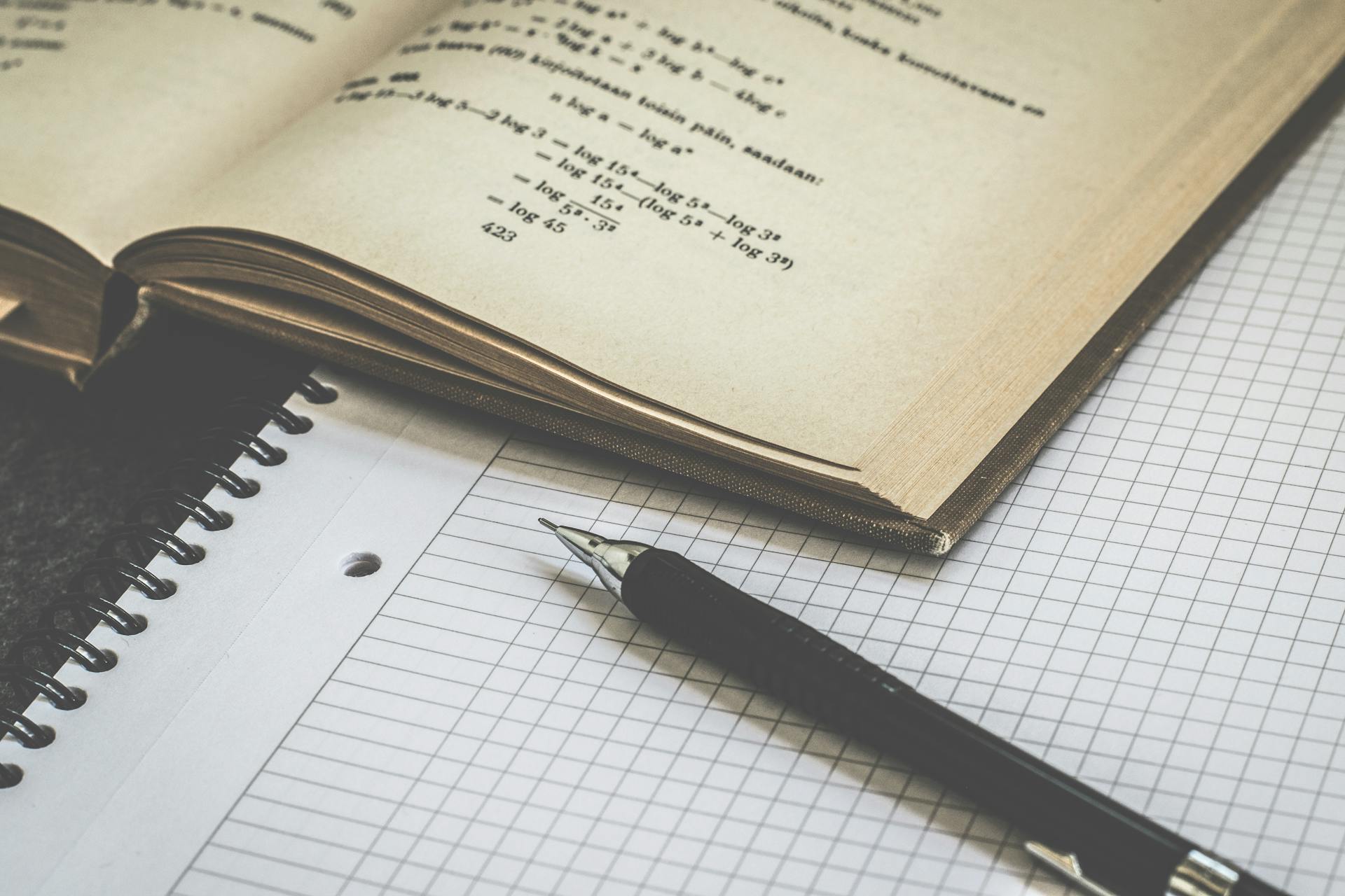 Livre et cahier de mathématiques | Source : Pexels