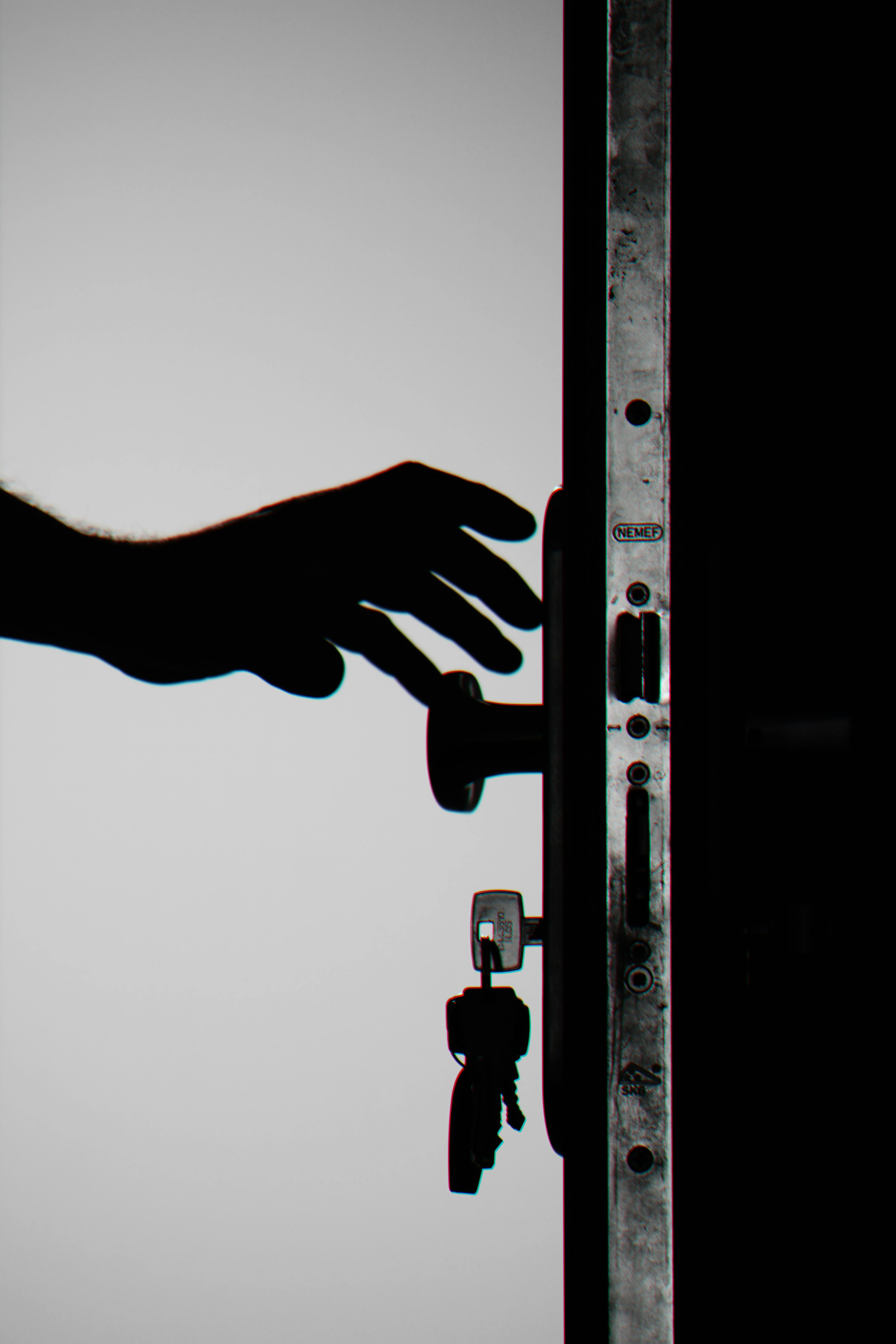 Une personne qui s'apprête à ouvrir une porte | Source : Pexels