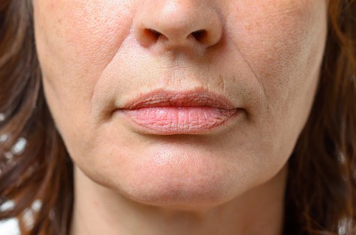 Gros plan sur la bouche d'une femme d'âge moyen. | Photo : Getty Images