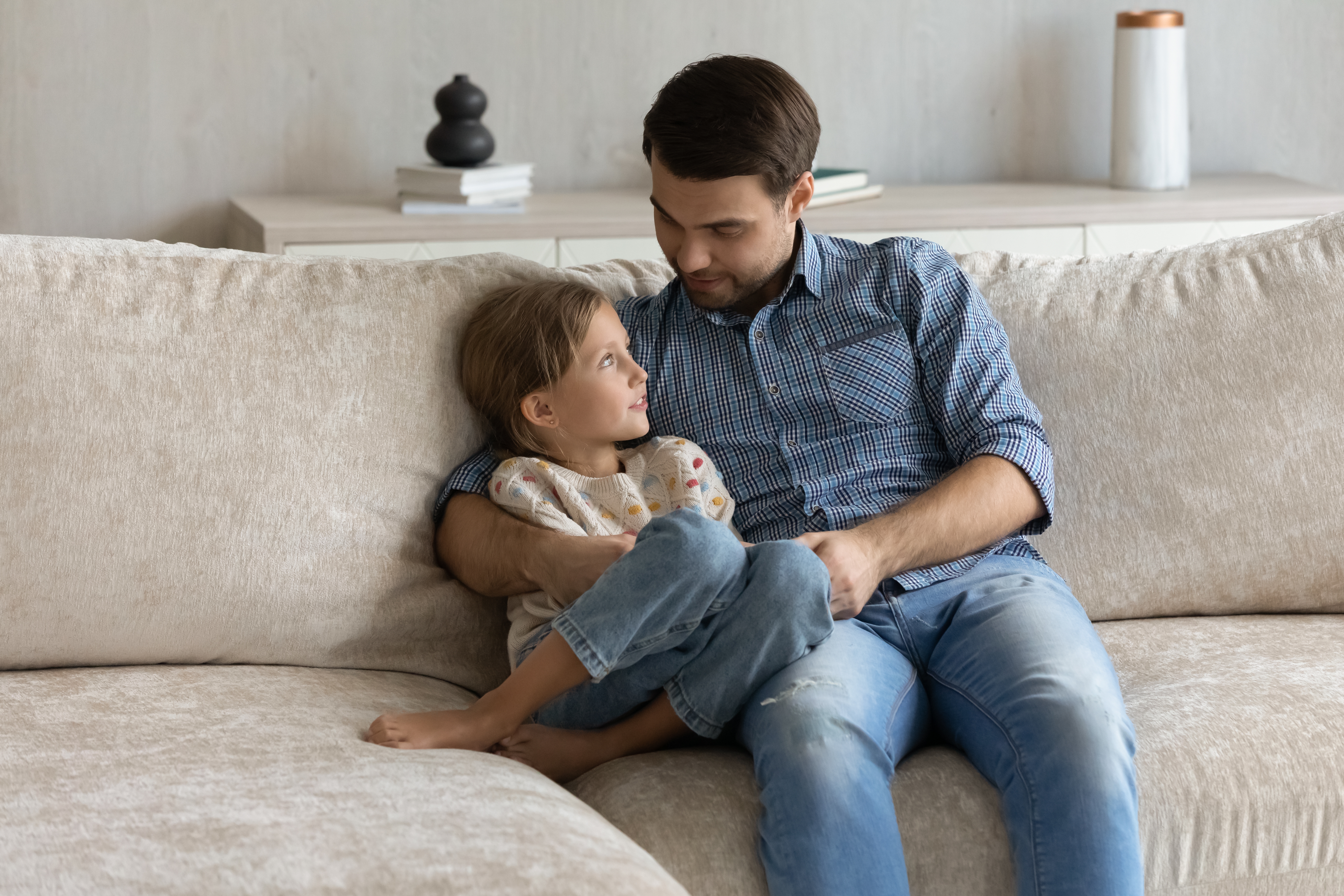 Un père qui parle à sa petite fille | Source : Shutterstock