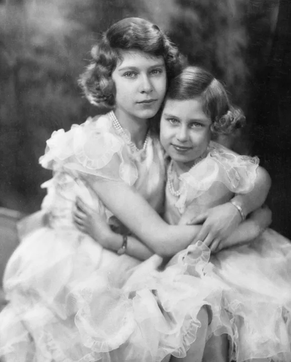 Portrait de la princesse Margaret puis de la princesse Elizabeth le 17 avril 1940 | Photo : Getty Images