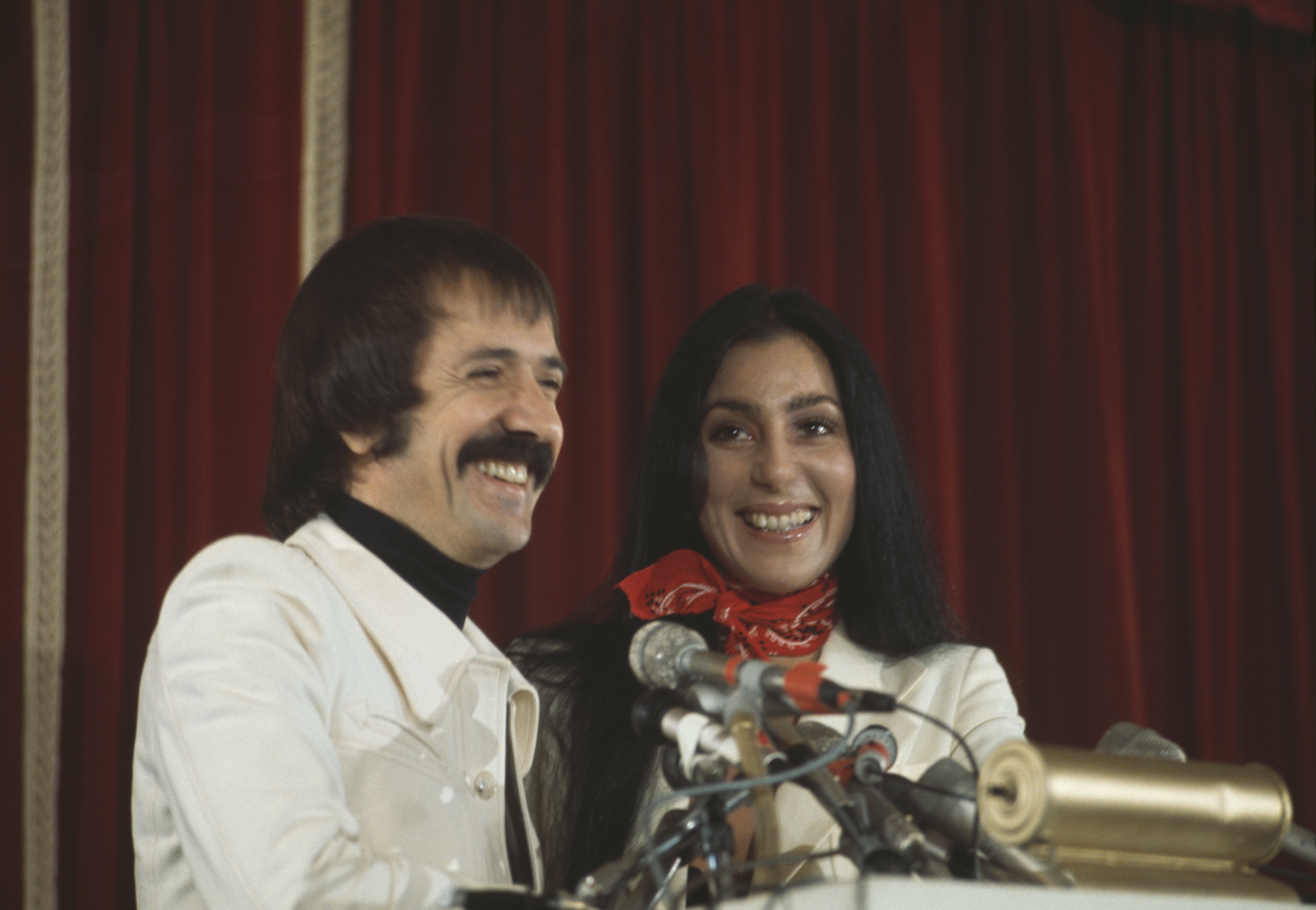 Sonny Bono et Cher à Hollywood, Californie, 4 décembre 1975 | Source : Getty Images