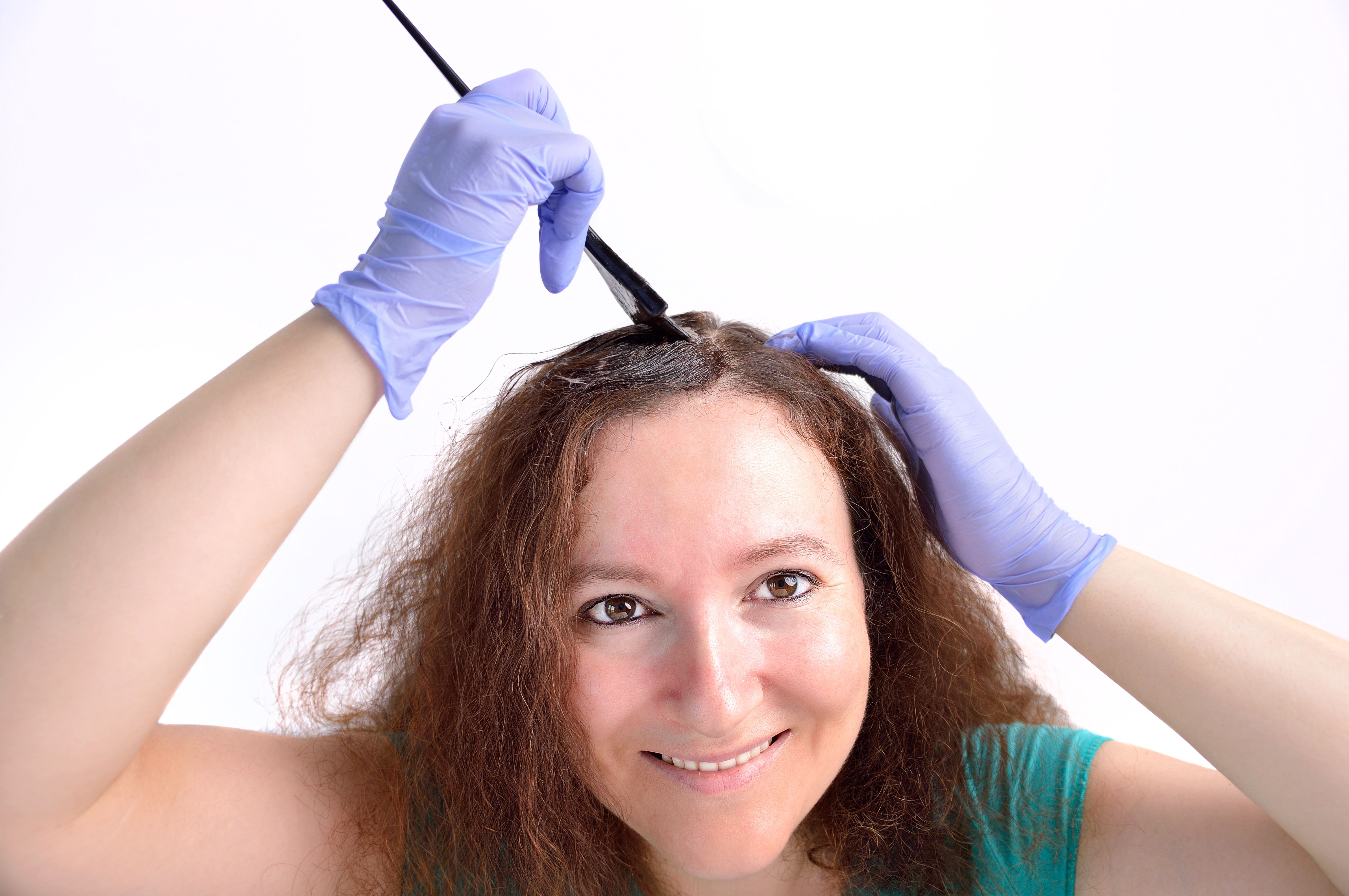 Une femme se colorant les cheveux. l Source : Shutterstock