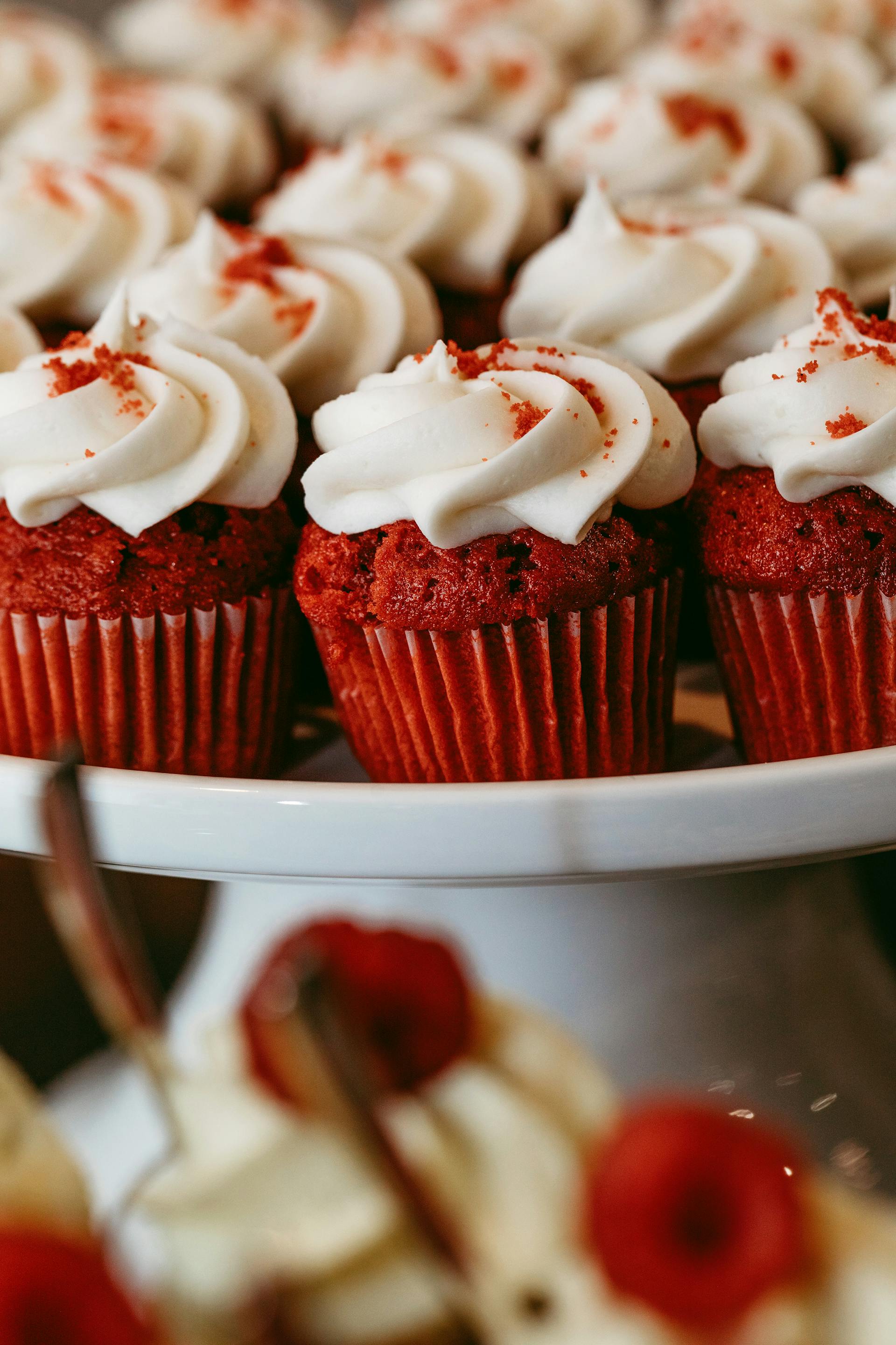 Gros plan sur des petits gâteaux de velours rouge | Source : Pexels