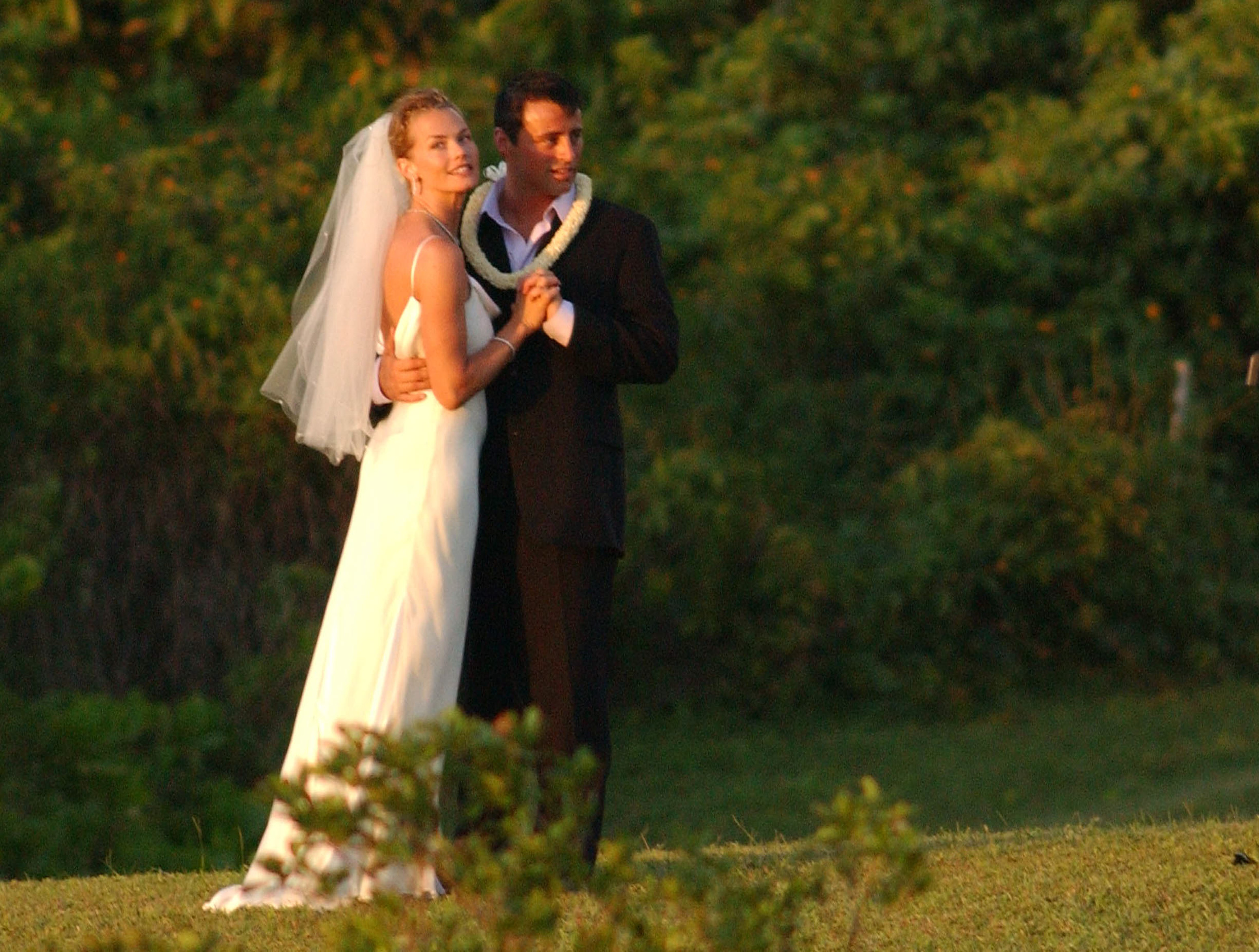 Melissa McKnight et Matt LeBlanc photographiés le jour de leur mariage le 3 mai 2003 à Kilauea, Hawaï. | Sources : Getty Images