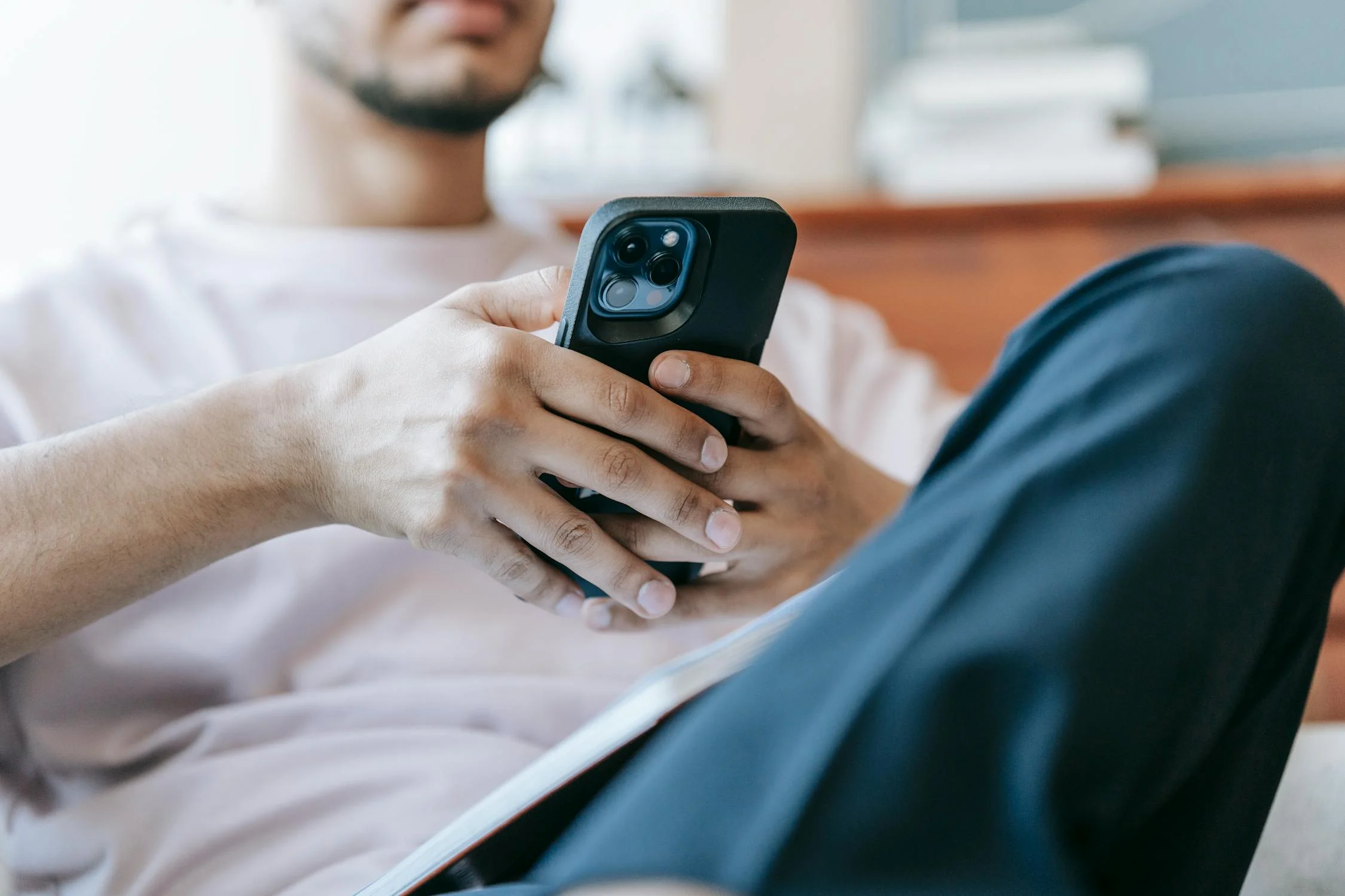 Un homme tenant son téléphone | Source : Pexels