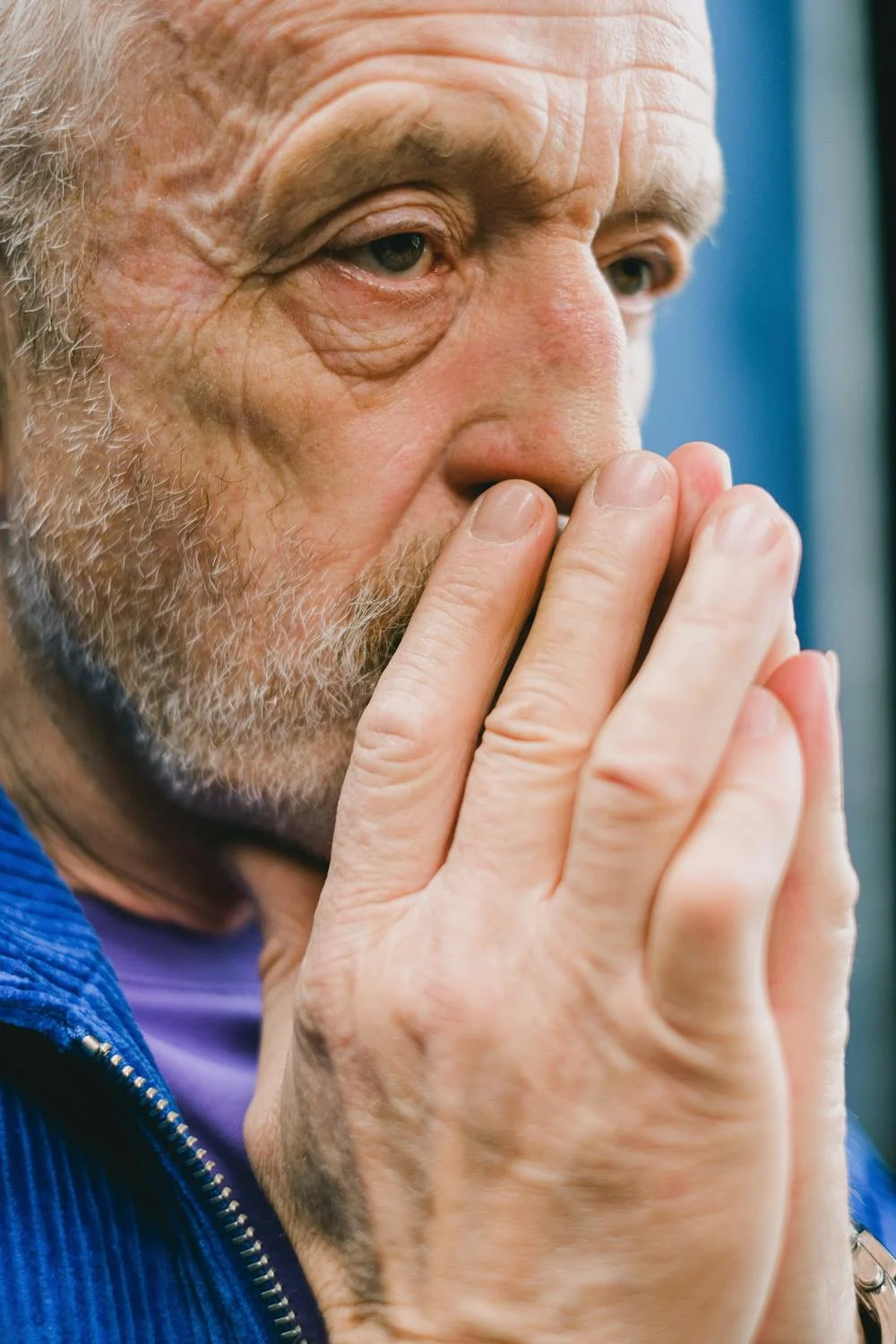 Un homme sérieux qui se couvre la bouche ⏐ Source : Pexels