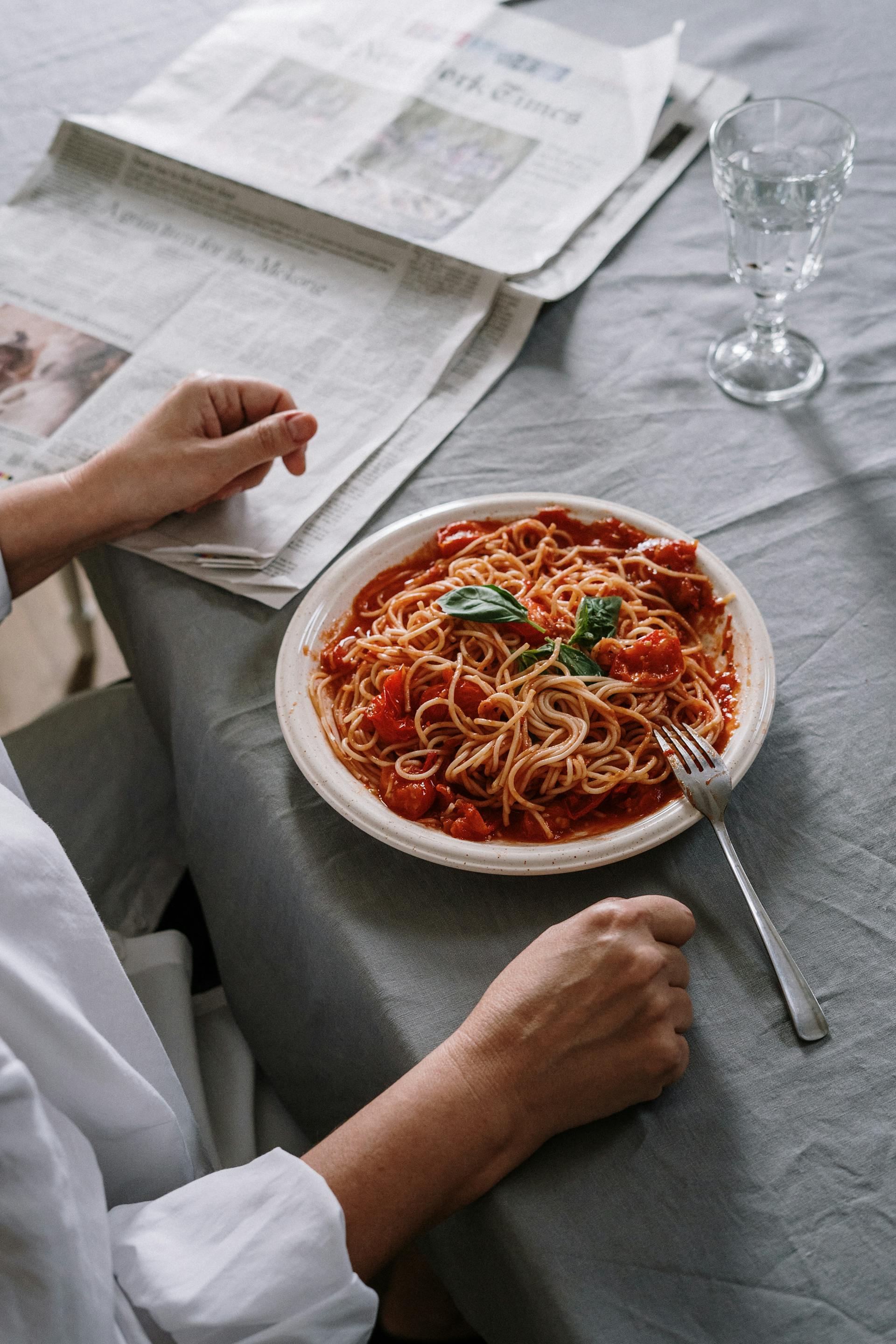 Un homme à une table en train de dîner | Source : Pexels