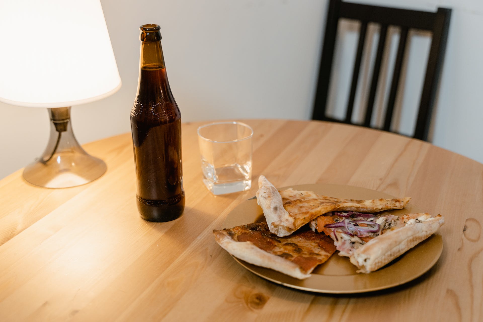 Pizza et bière sur une table | Source : Pexels