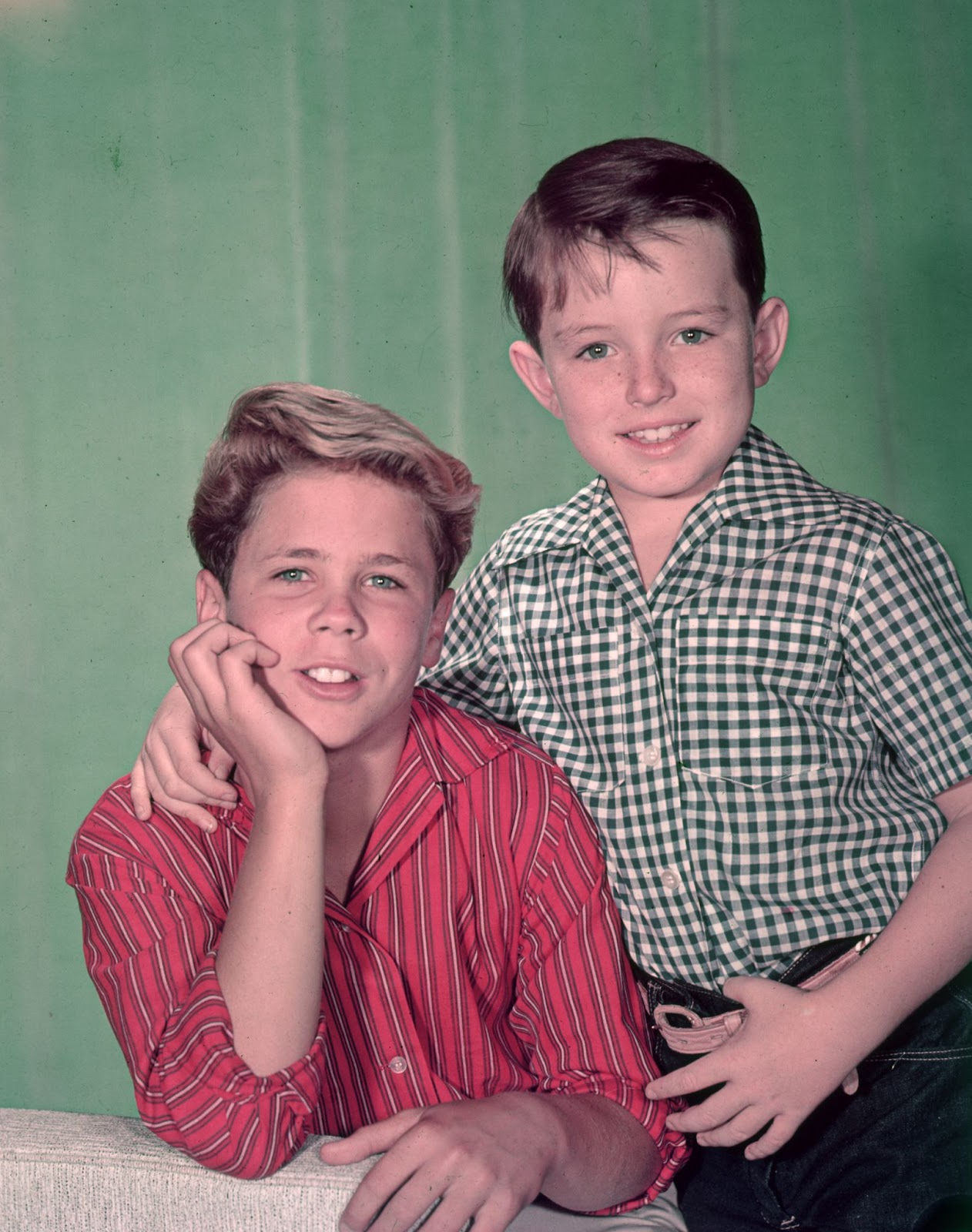 L'enfant star avec sa co-star de « Leave It to Beaver », vers 1955. Il a acquis une renommée nationale grâce à son rôle dans cette sitcom emblématique, dans laquelle il incarnait Theodore « Beaver » Cleaver, un personnage innocent et curieux. | Source : Getty Images
