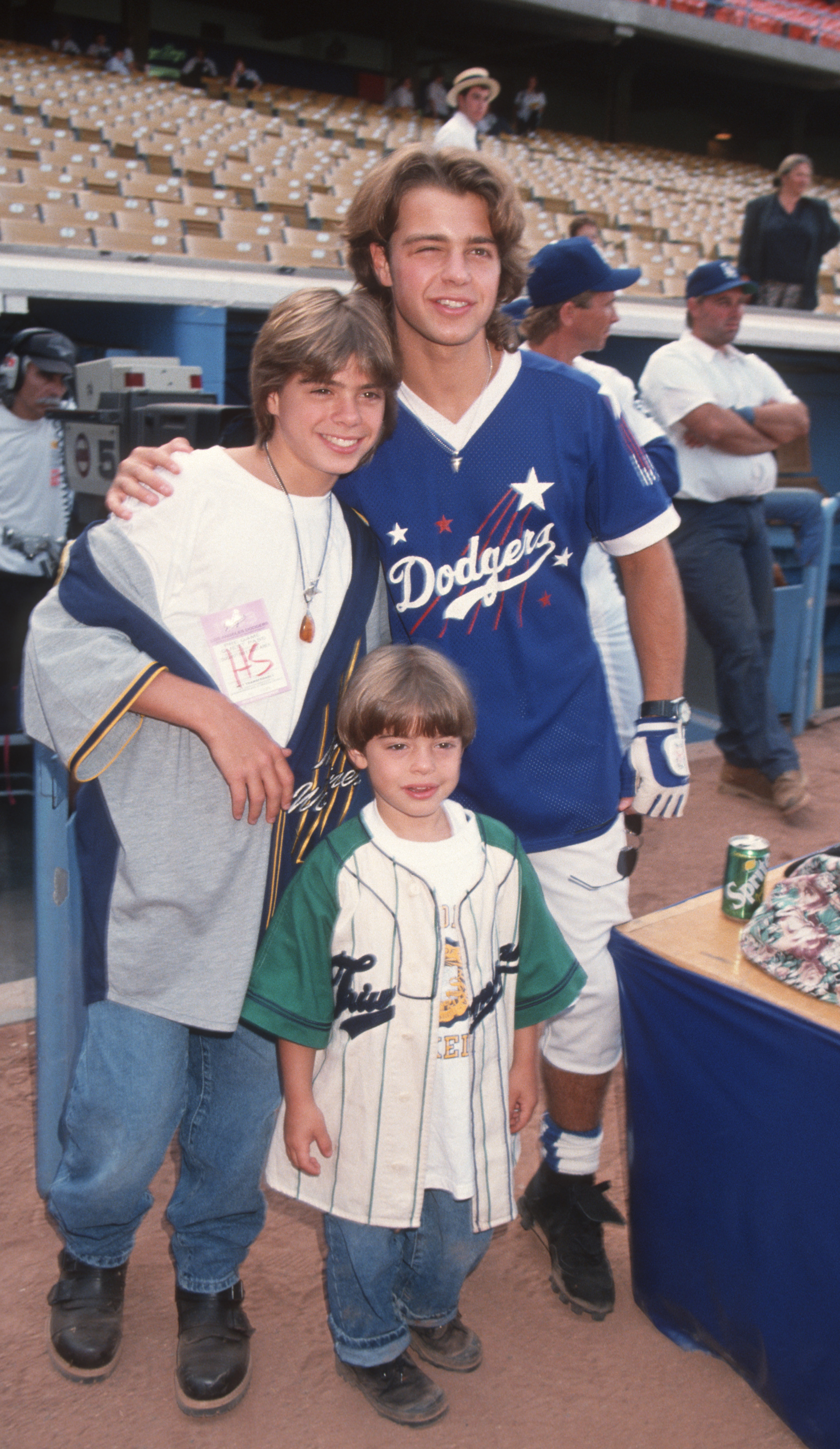 Matthew, Andrew et Joey Lawrence pendant le match de baseball des célébrités d'Hollywood Stars le 14 août 1993 | Source : Getty Images