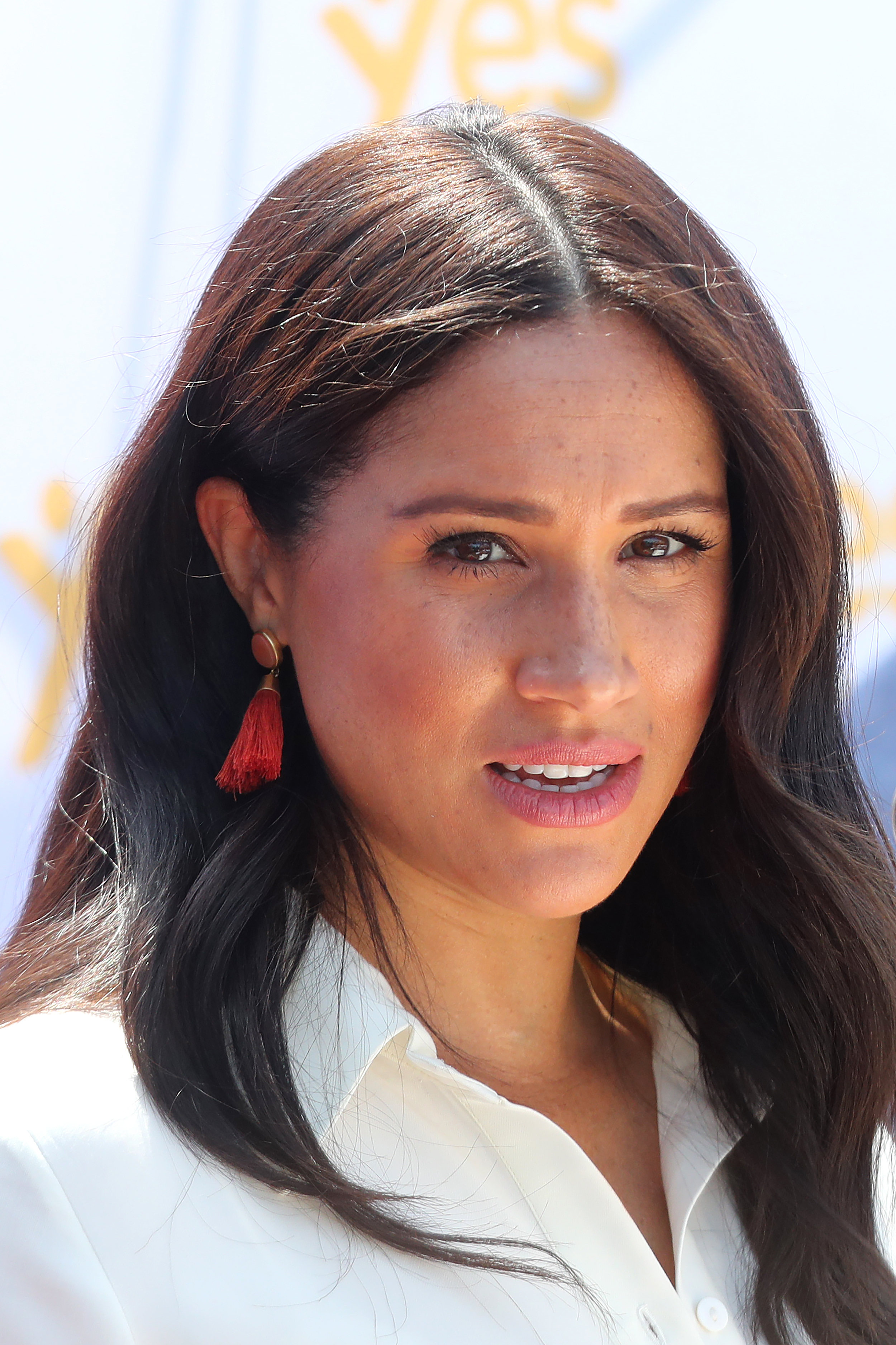 Meghan, duchesse de Sussex, prend la parole lors d'une visite d'un township pour découvrir les services d'emploi pour les jeunes, le 2 octobre 2019, à Johannesburg, en Afrique du Sud | Source : Getty Images