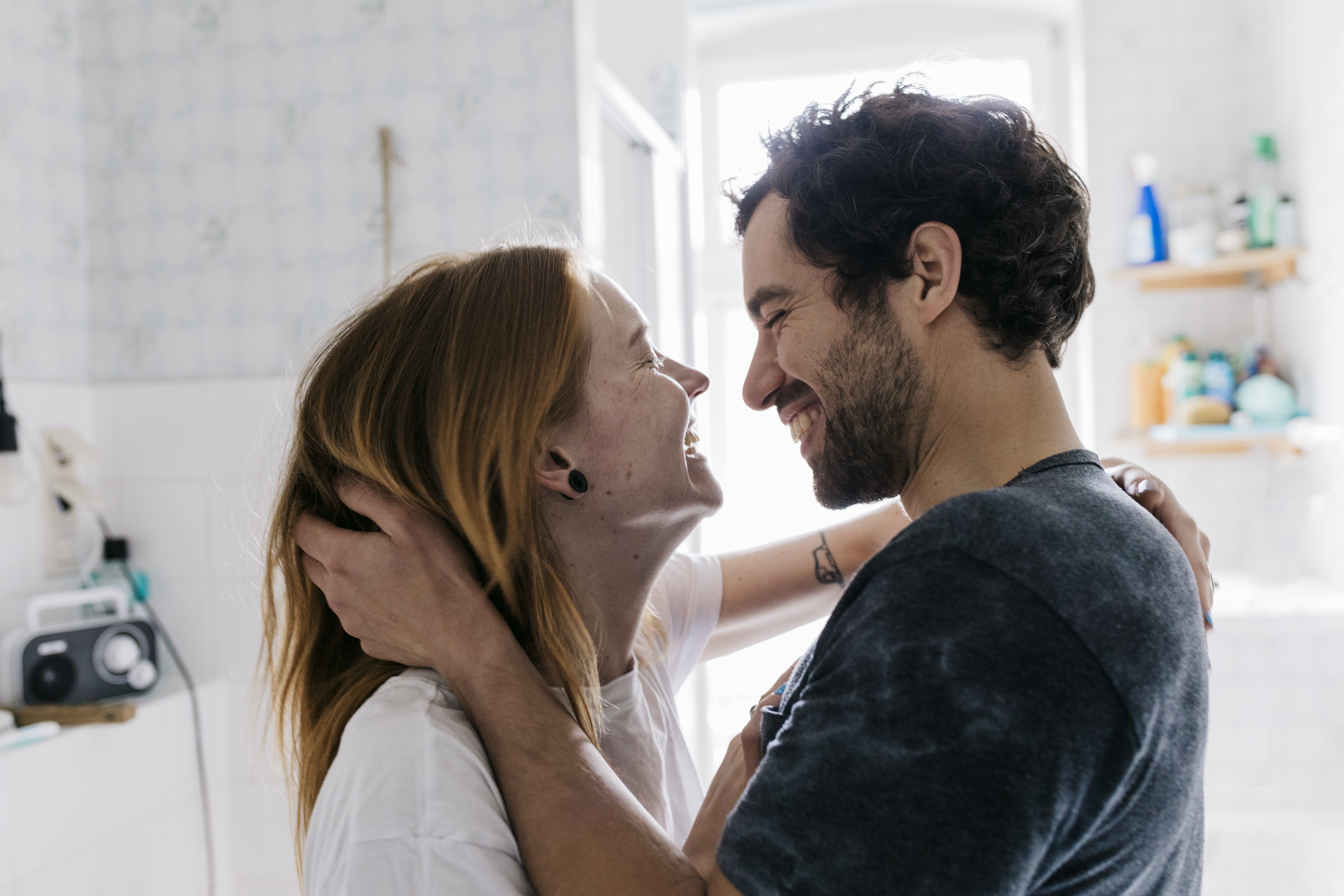 Un couple qui s'embrasse et qui rit | Source : Getty Images
