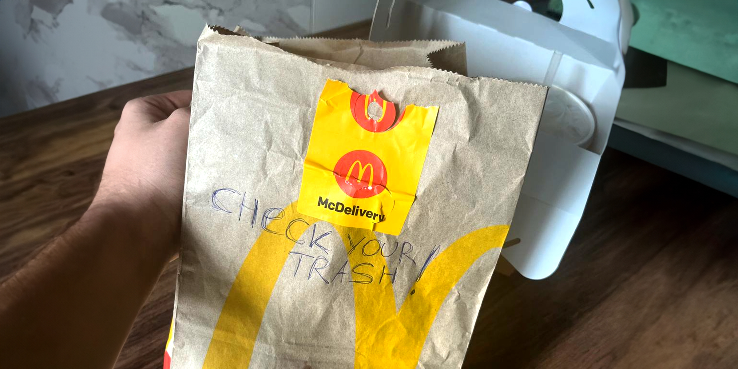 Un sac de fast-food vide sur lequel est inscrit un avertissement | Source : Amomama