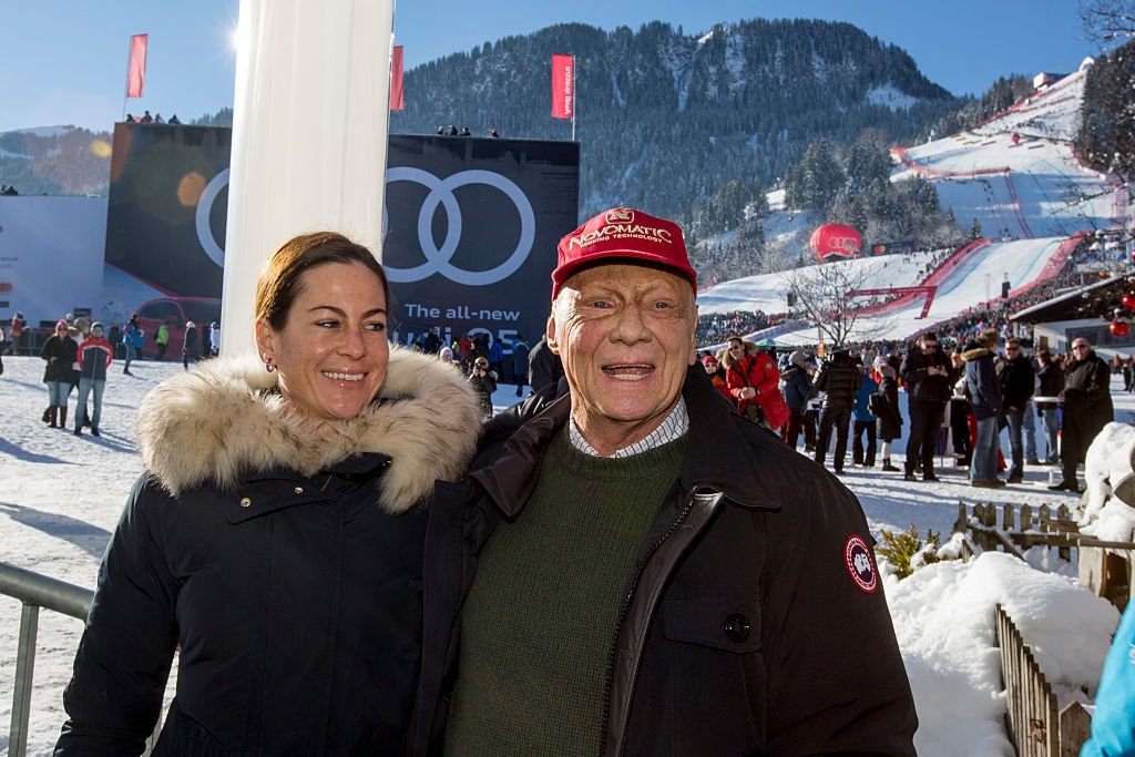 Niki Lauda et sa femme Birgit Wet Zinger posent pour une photo le 21 janvier 2017 à Kitzbuehel, en Autriche. Photo : Getty Images