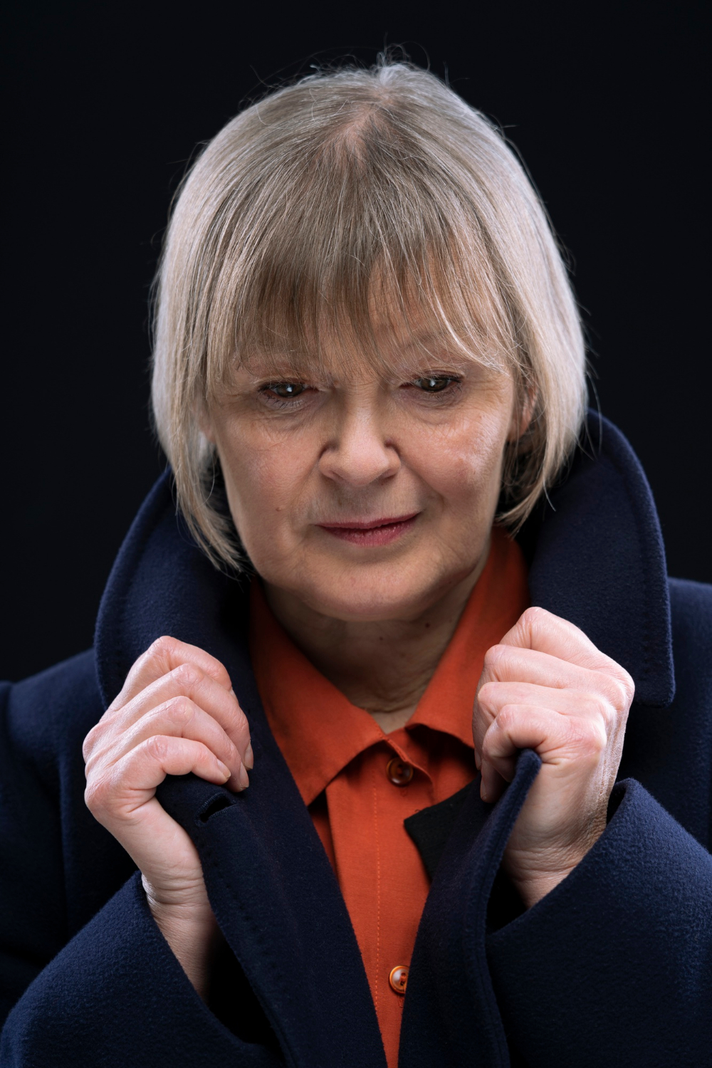 Une femme âgée pensive qui a l'air soulagée | Source : Freepik