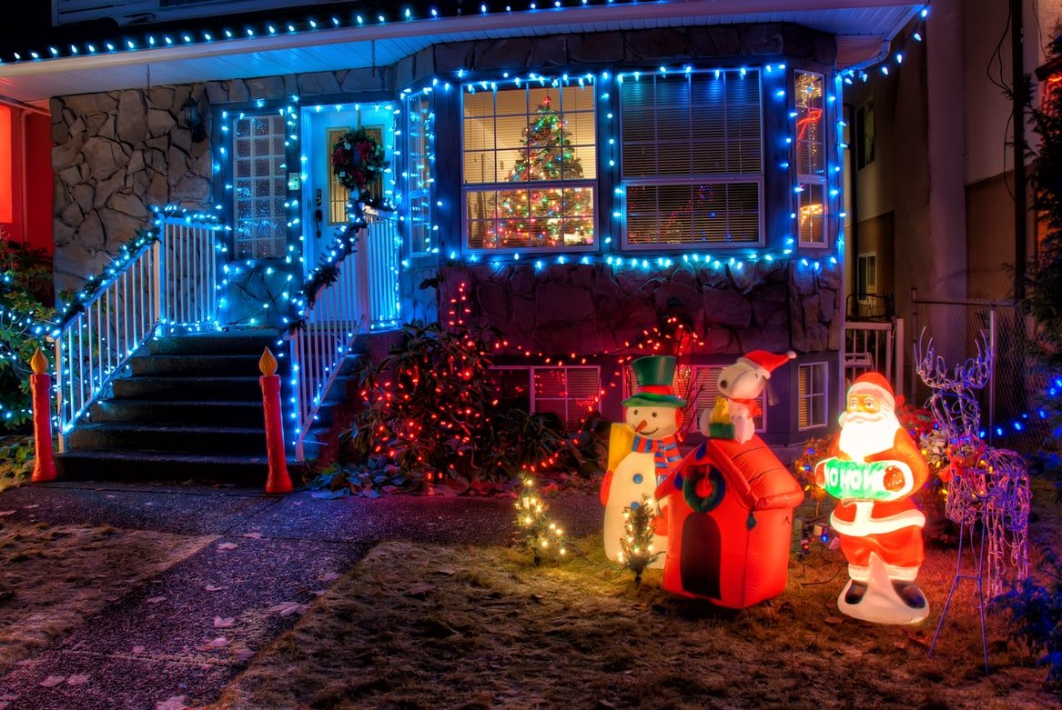 Sarah s'émerveille des décorations devant la maison de Rose. | Source : Unsplash