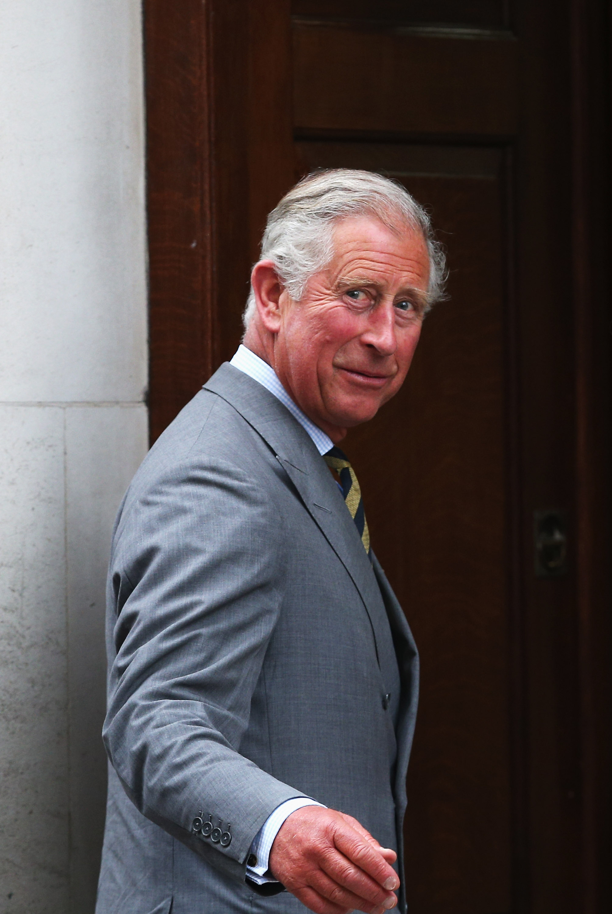 Le roi Charles III vu en route pour rendre visite à la princesse Catherine et à son fils nouveau-né à l'hôpital St Mary à Londres, en Angleterre, le 23 juillet 2013 | Source : Getty Images