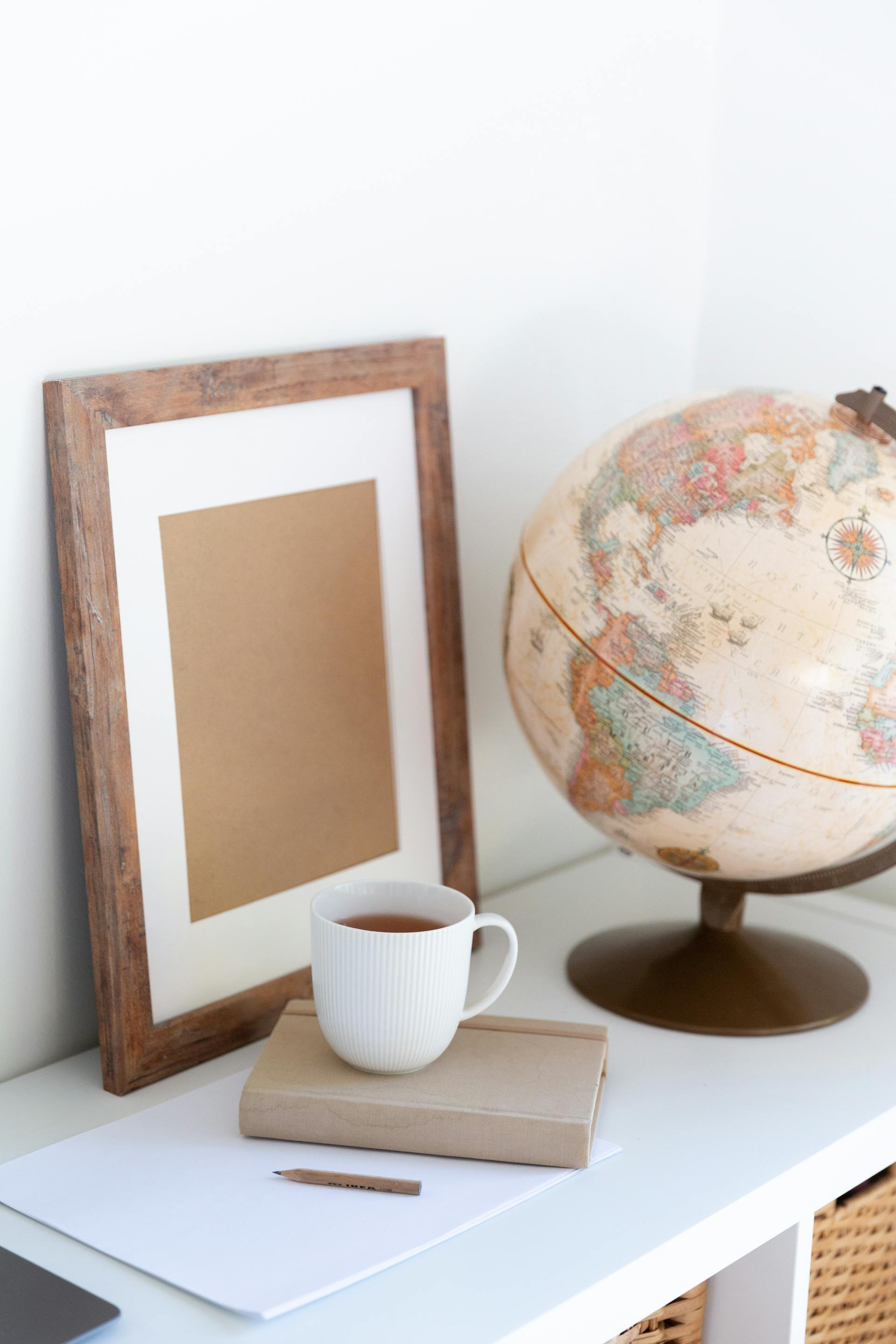 Un globe vintage dans un bureau | Source : Pexels