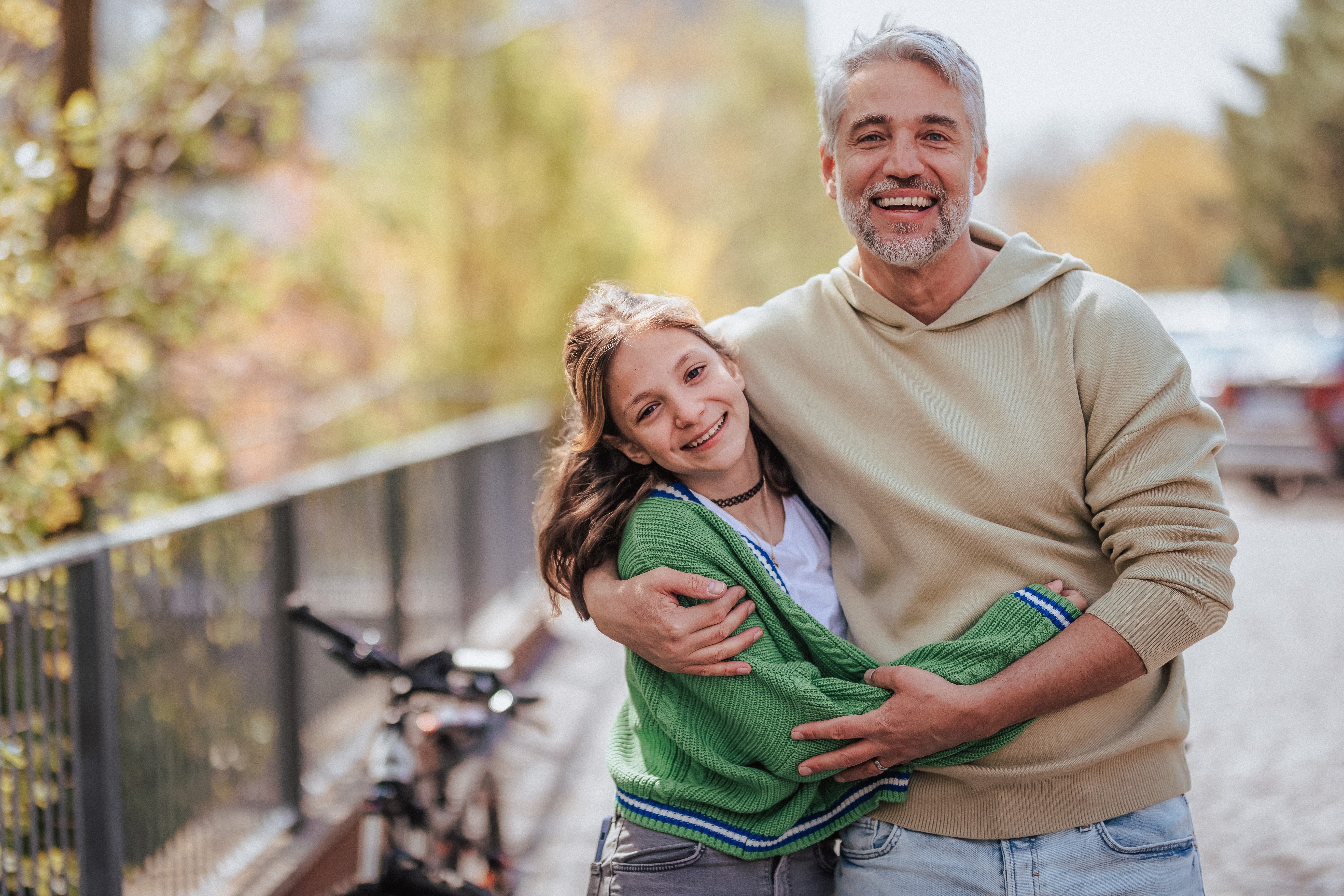 Un homme se demande pourquoi sa fille a soudainement changé de comportement. | Source : Shutterstock
