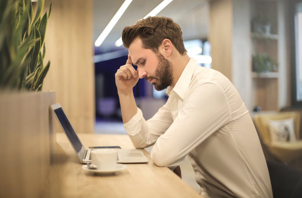 Un homme travaillant à son bureau. l Source: Pexels