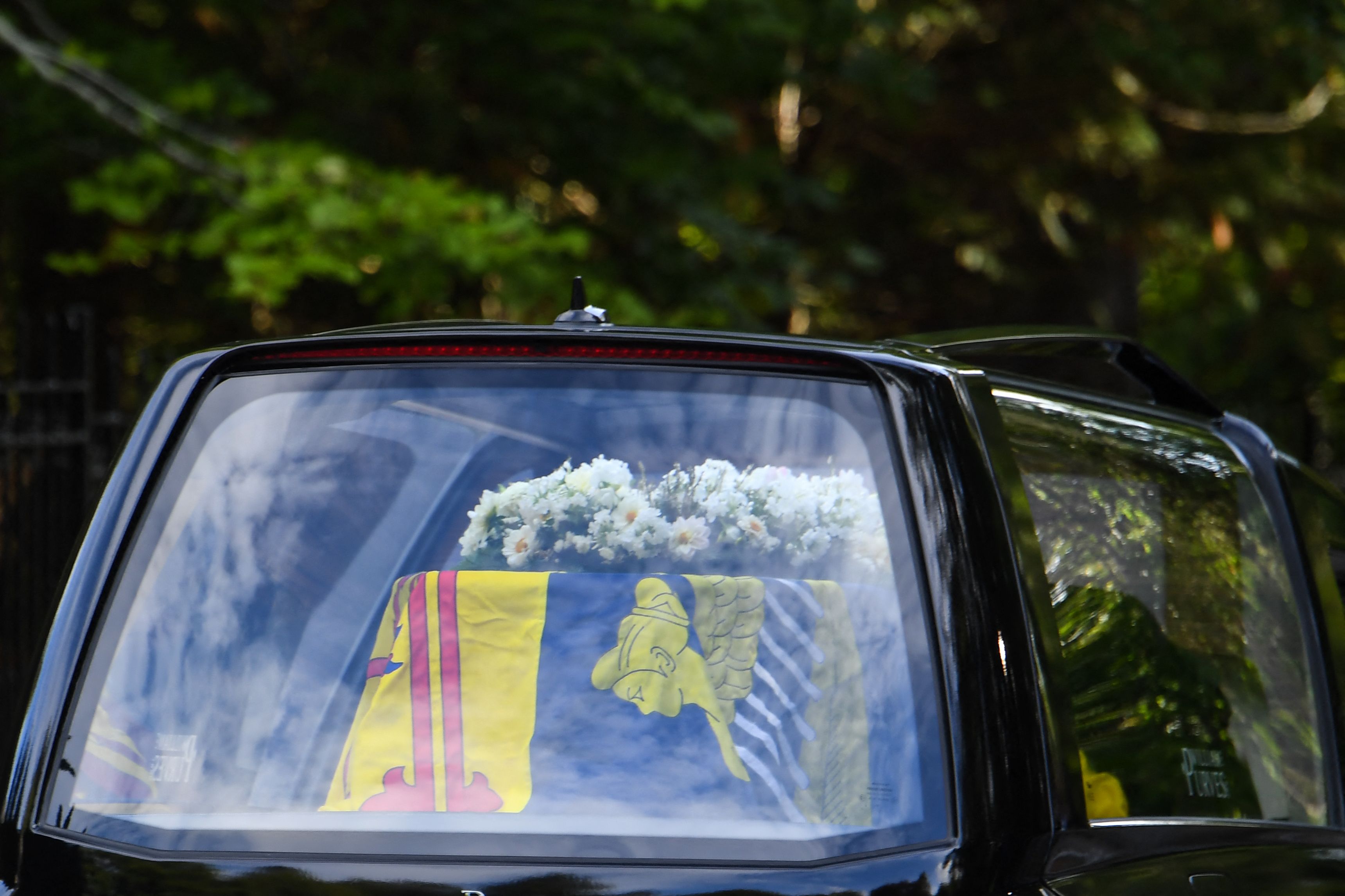 Le corbillard transportant le cercueil de la reine Élisabeth II est éloigné du château de Balmoral, le 11 septembre 2022. | Source : Getty Images