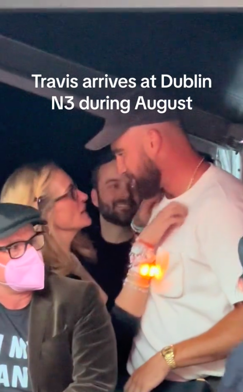 Julia Roberts griffant la poitrine de Travis Kelce lors du concert de Taylor Swift à Dublin, posté le 1er juillet 2024 | Source : TikTok/kelleyfarrelly