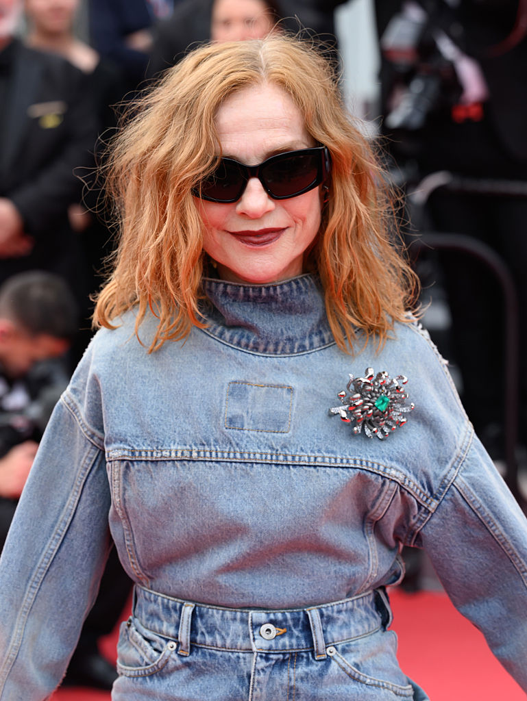 CANNES, FRANCE - 19 MAI : Isabelle Huppert assiste au tapis rouge de "Highest 2 Lowest" lors de la 78ème édition du Festival de Cannes au Palais des Festivals le 19 mai 2025 à Cannes, France. (Photo par Karwai Tang/WireImage)