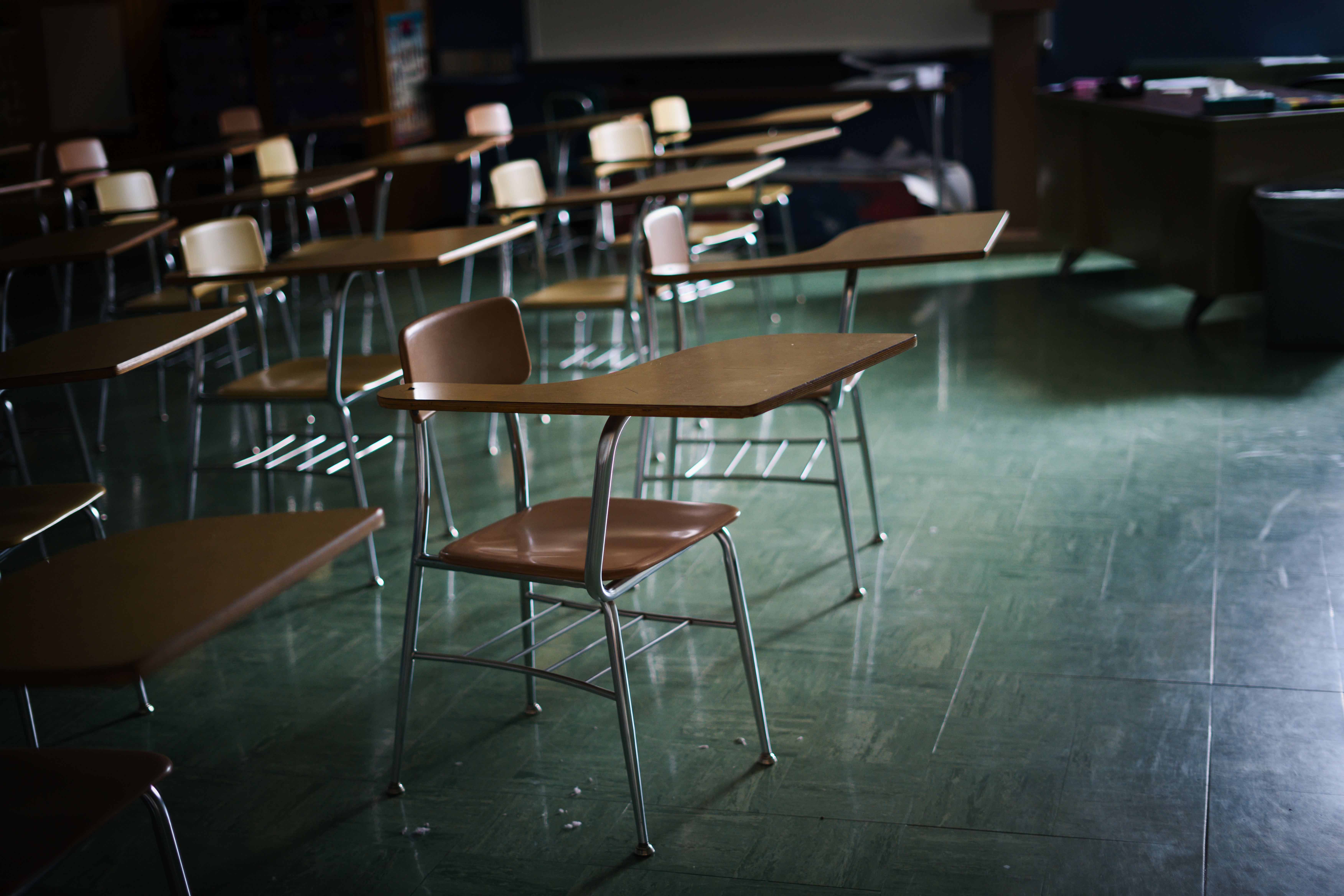 Une salle de classe sombre et vide | Source : Shutterstock