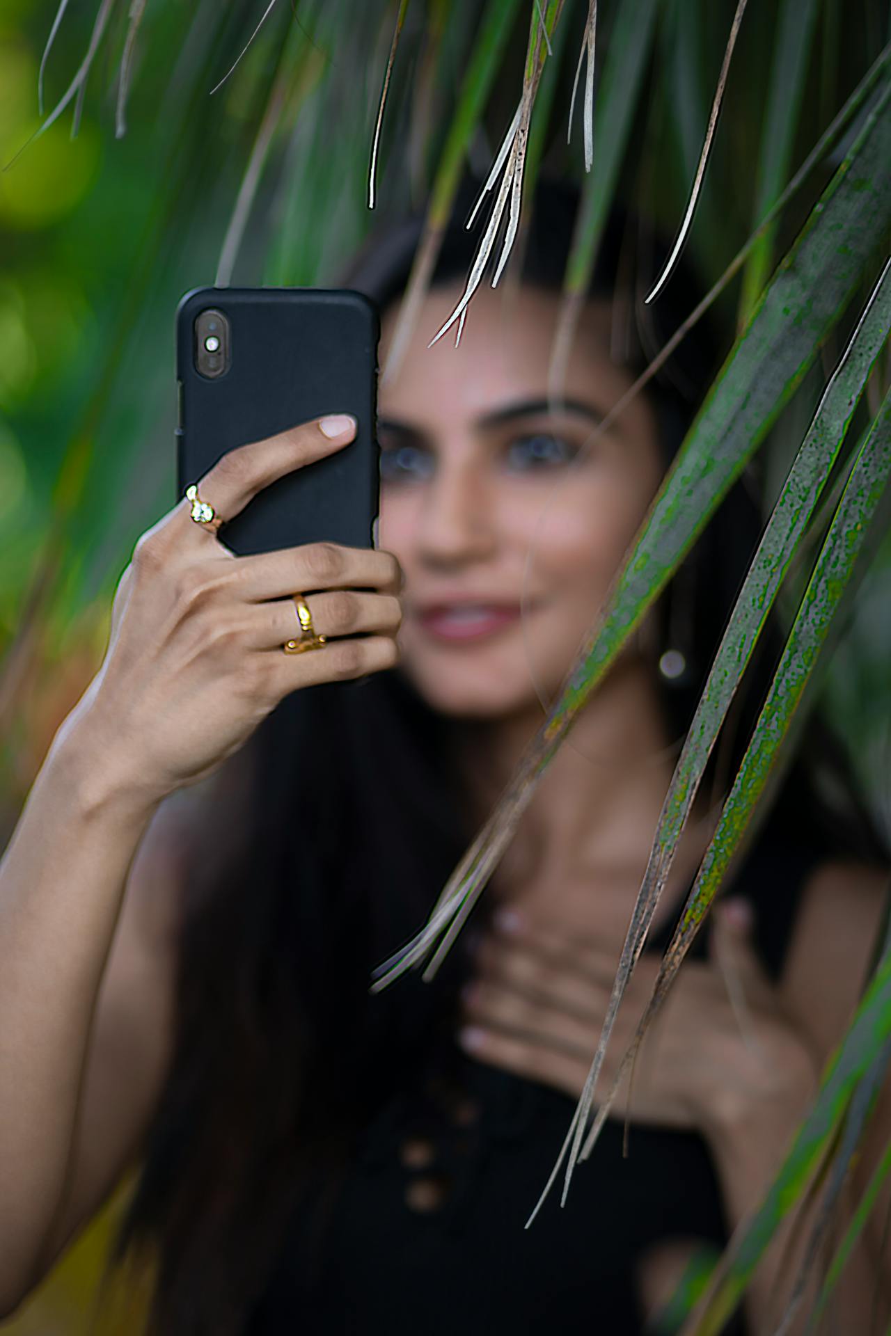 Une femme tenant son téléphone | Source : Pexels