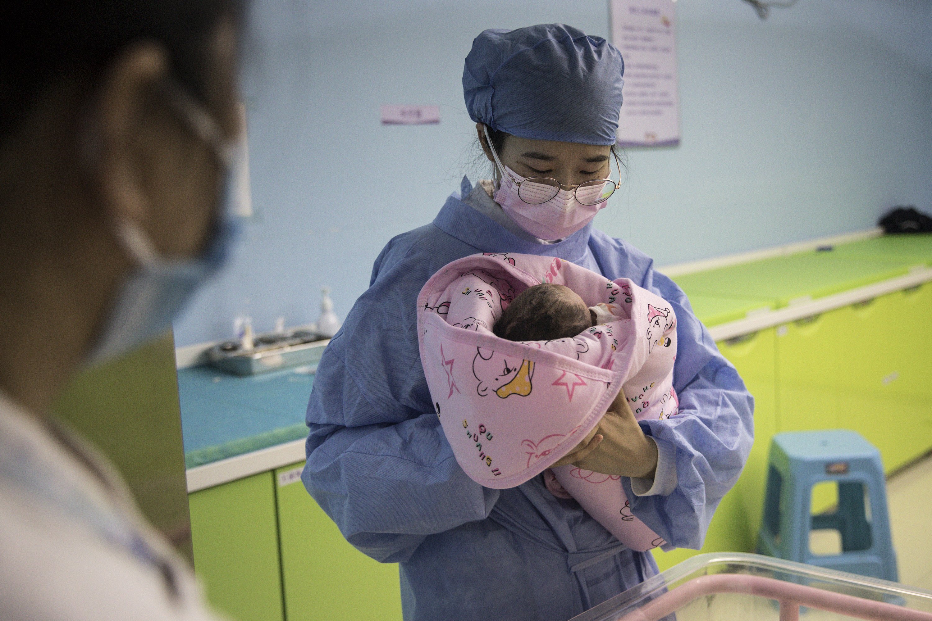 Une infirmière tient un nouveau-né dans un hôpital obstétrique privé le 21 février 2020. | Photo : Getty Images